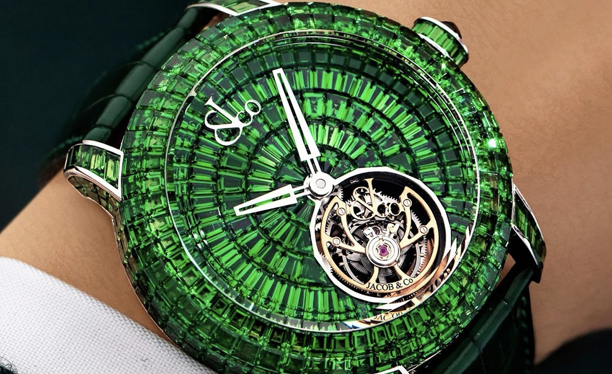 c罗佩戴的绿色手表为致敬沙特,镶有338颗宝石价值63万镑.