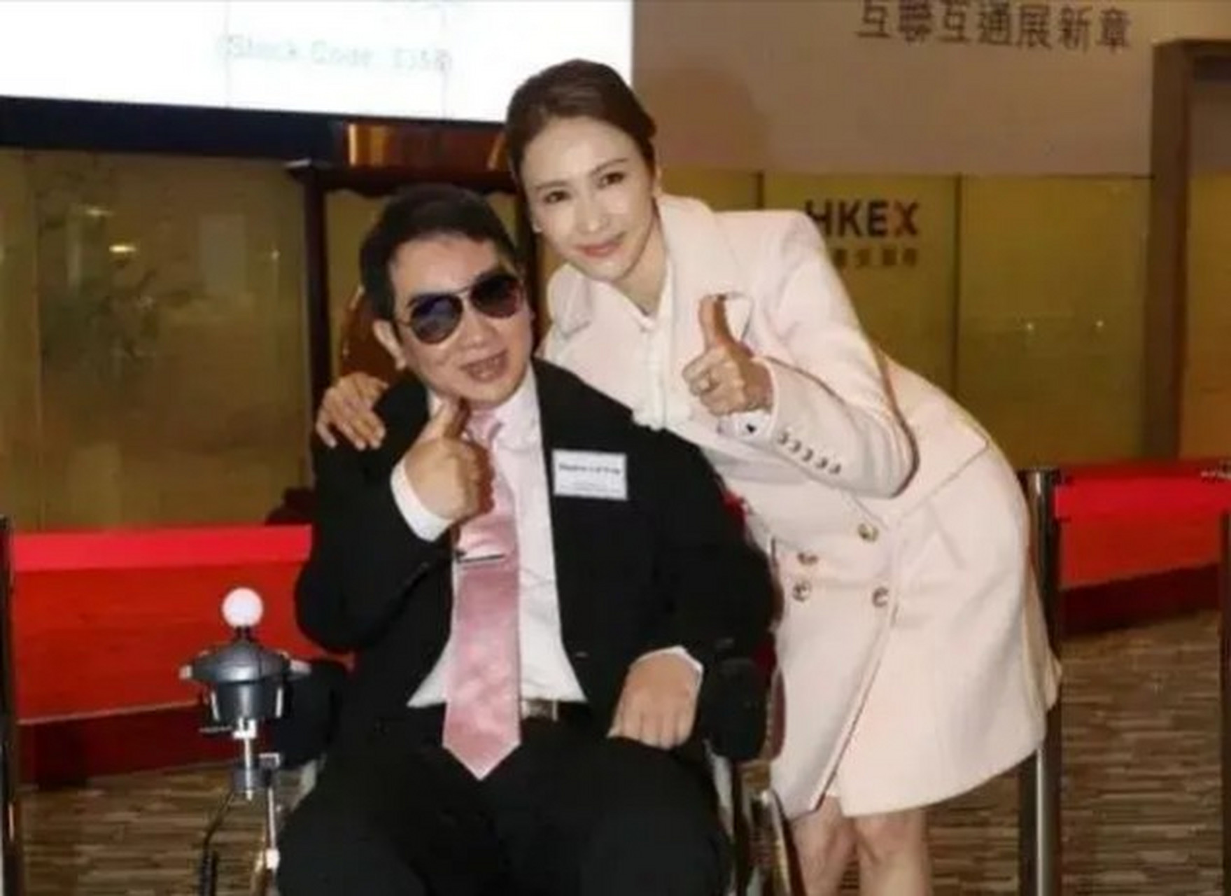 2007年,走投无路的黎姿,找到"百亿富豪"马廷强,声泪俱下地说:"强哥,能