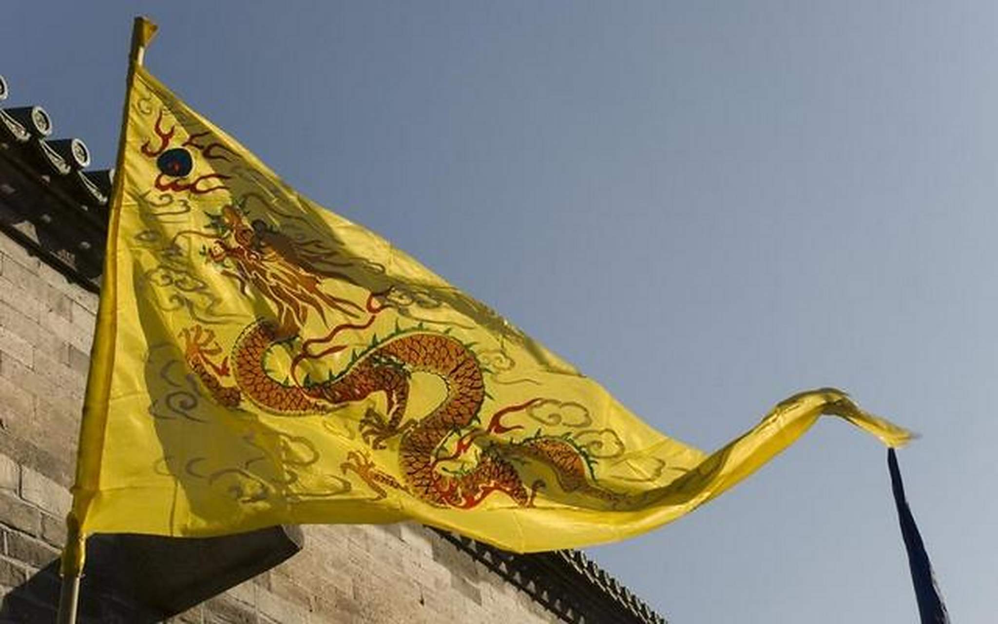 清末,黄龙旗成为第一面"国旗",成为代表大清国的旗帜,这是在晚清政府