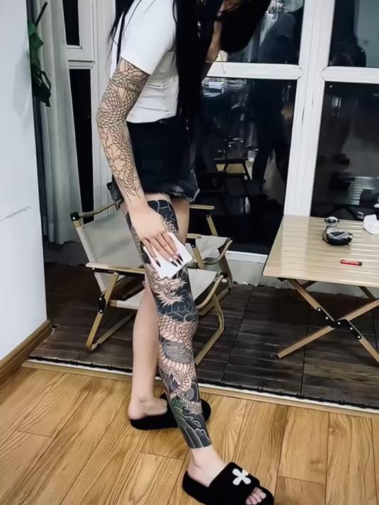 妹子欣赏自己的盘龙花腿,这还能嫁出去吗