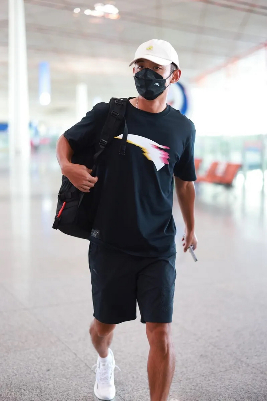 张继科身穿黑色时尚t搭配黑色五分短裤,露出健康黝黑的皮肤,尽显