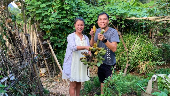 [图]湖南小妹跟炮哥菜地淋菜，小妹突然发现了啥，炮哥急忙去摘