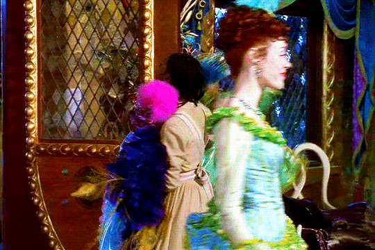 变身前的灰姑娘梳着一头脏辫,穿着看起来灰扑扑的衬衣裙和外套.