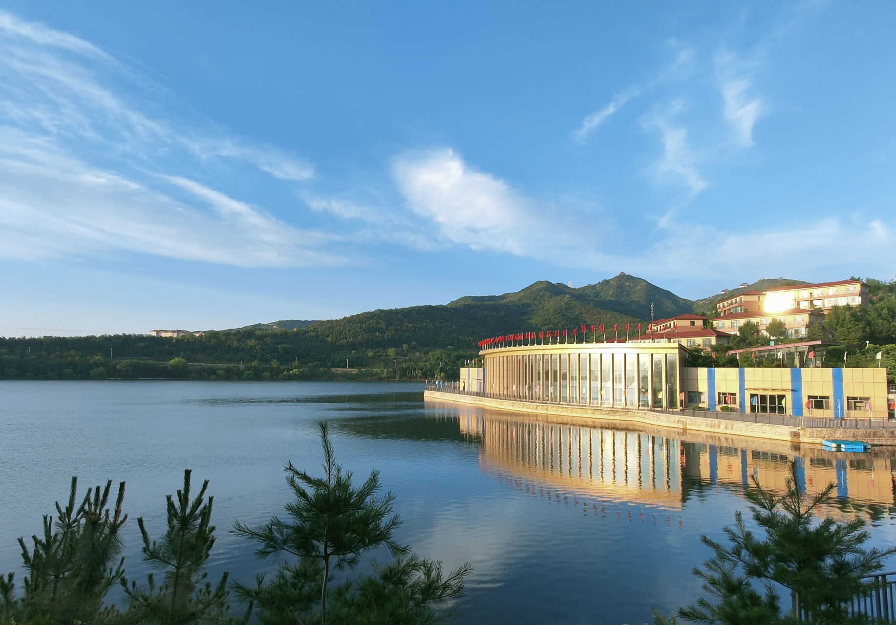 家乡小城,依山傍海,四季分明,经济强市.全国百强县前列.