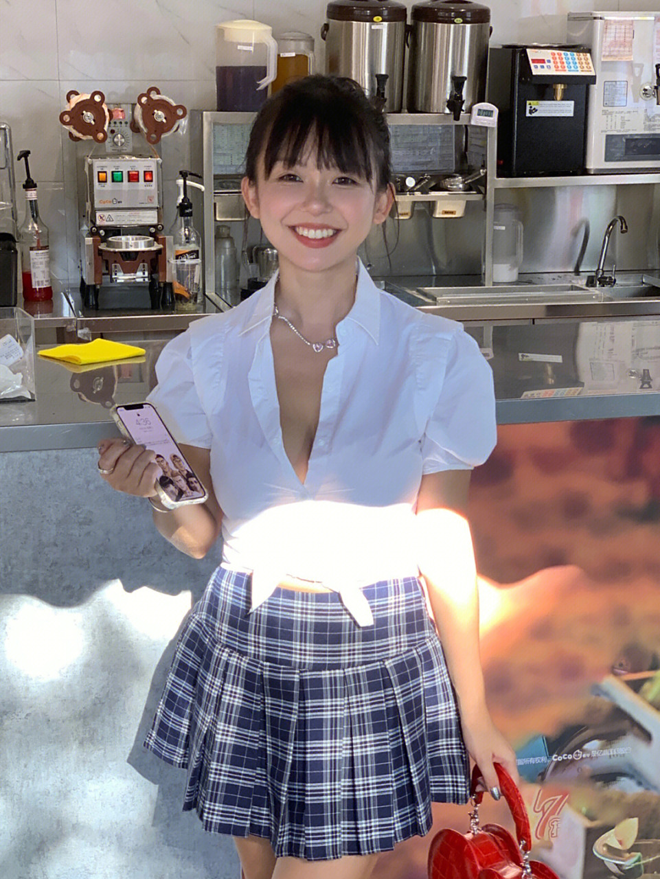 人气博主"待安娜"晒街拍照,穿白衫衣搭配蓝格子半裙,青春减龄有活力