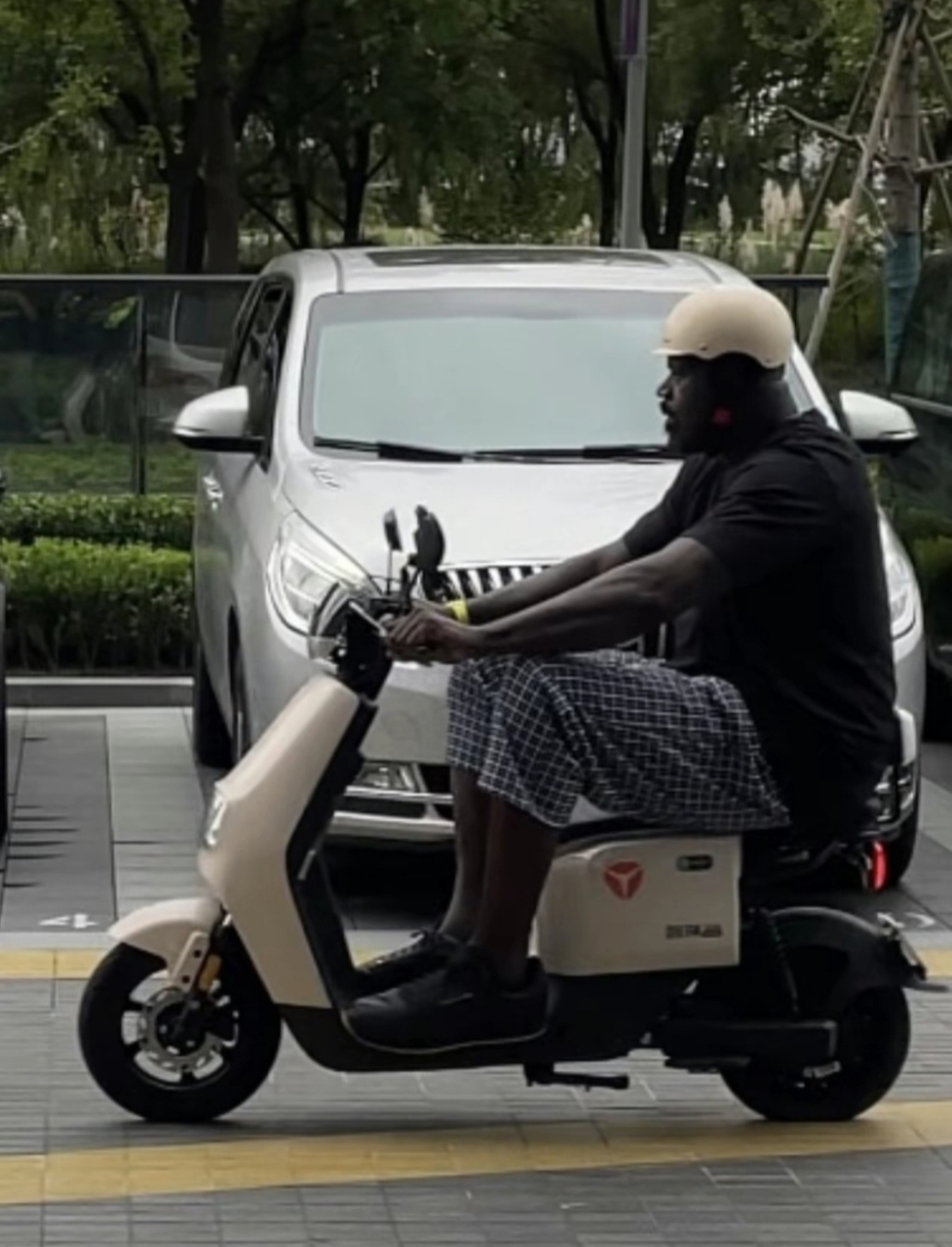 大鲨鱼奥尼尔骑电动车游杭州,边骑边直播引10万 网友在线观看直播,后