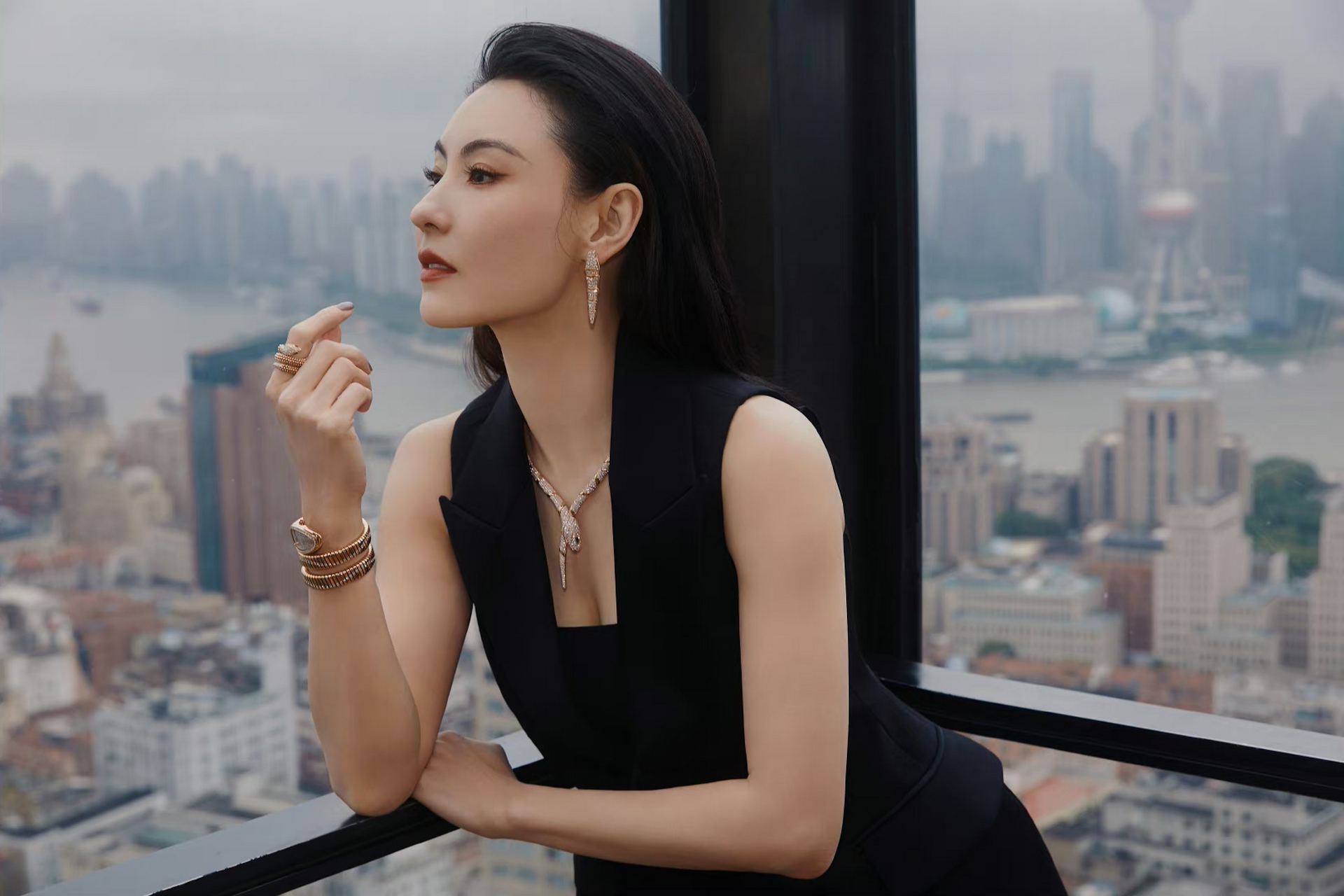 张柏芝# 一袭黑色挂脖礼裙,肤白貌美的容颜,窈窕曼妙的身材,妩媚柔情