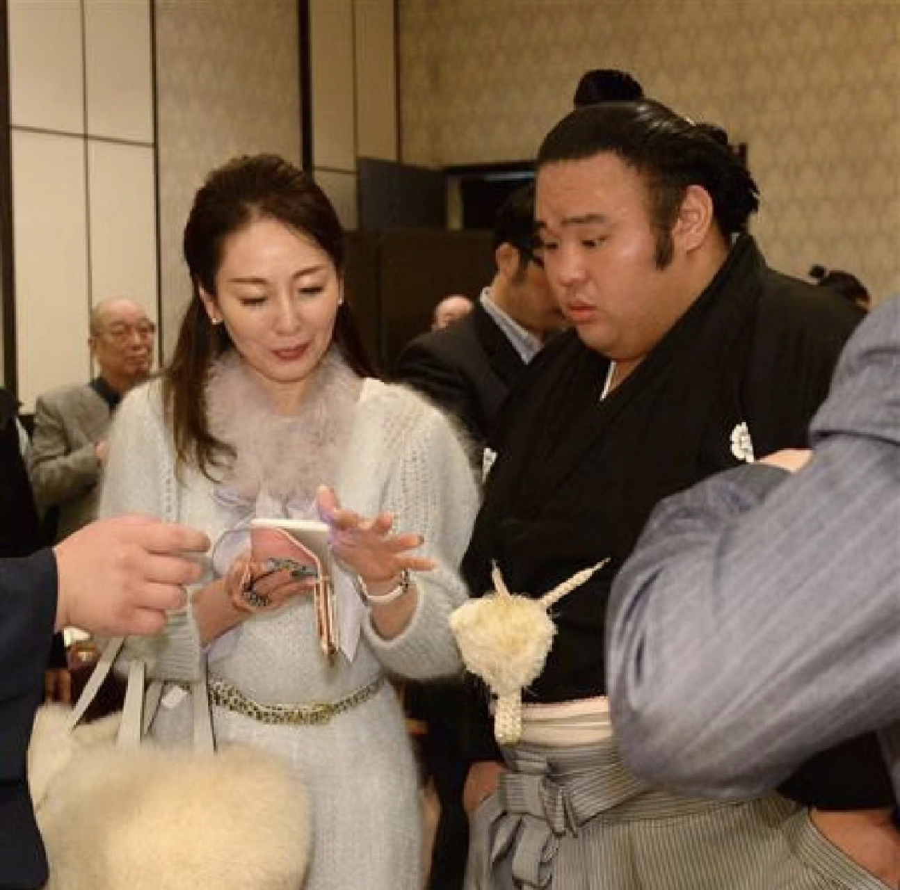 日本相扑选手贵景胜和妈妈,他妈妈又美又有气质.  #日本相扑