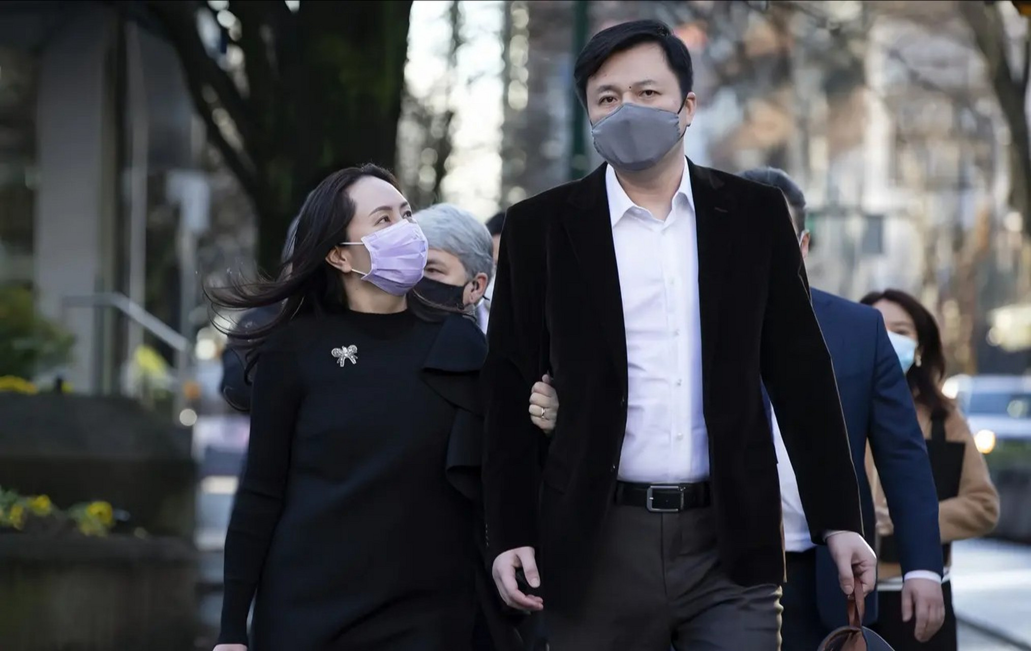 孟晚舟看向丈夫刘晓棕的眼神充满爱意.孟晚舟的两段婚姻,有四个子女.