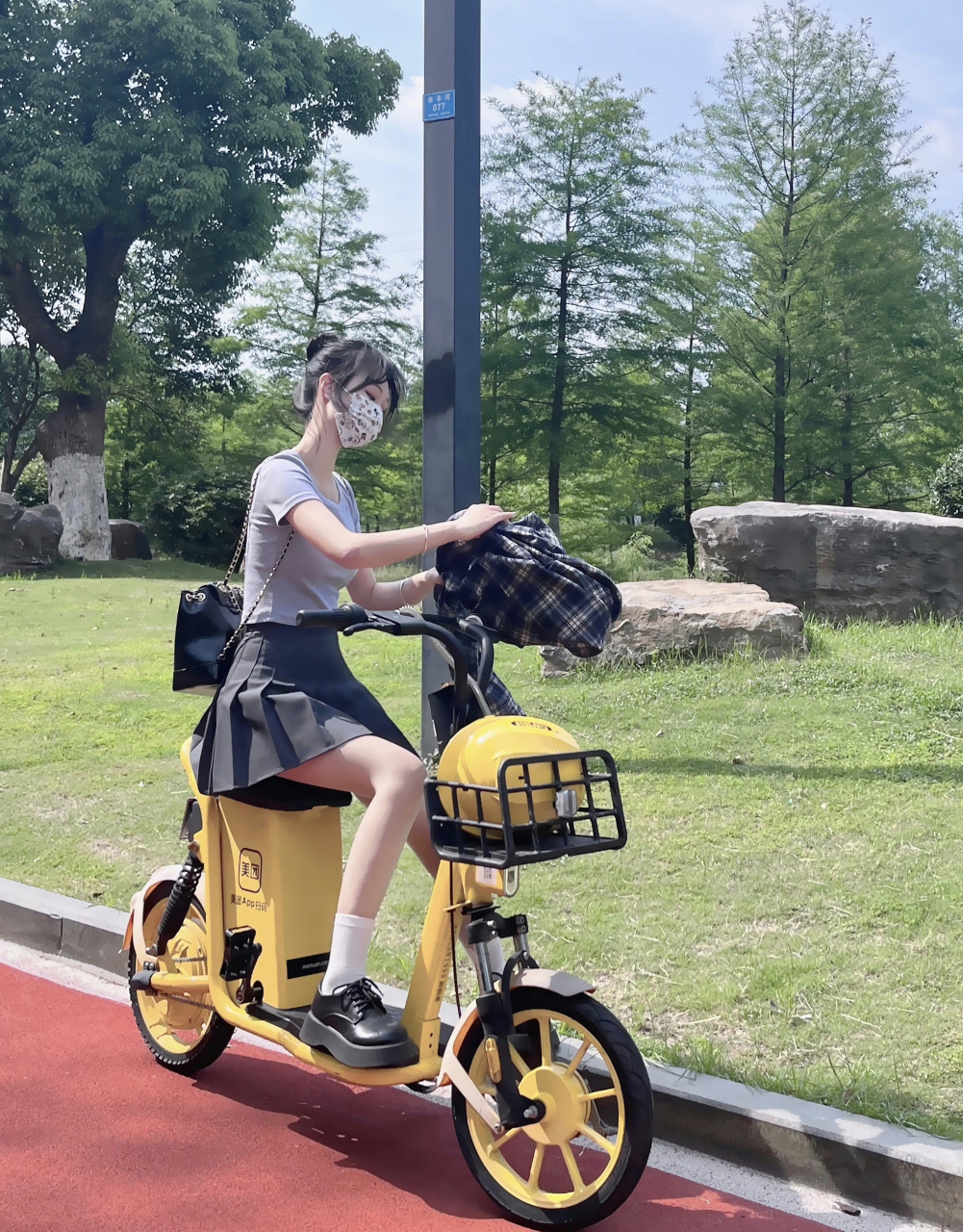 呃,女孩骑电动车犯了一个尴尬的错误,她是不是故意为之?