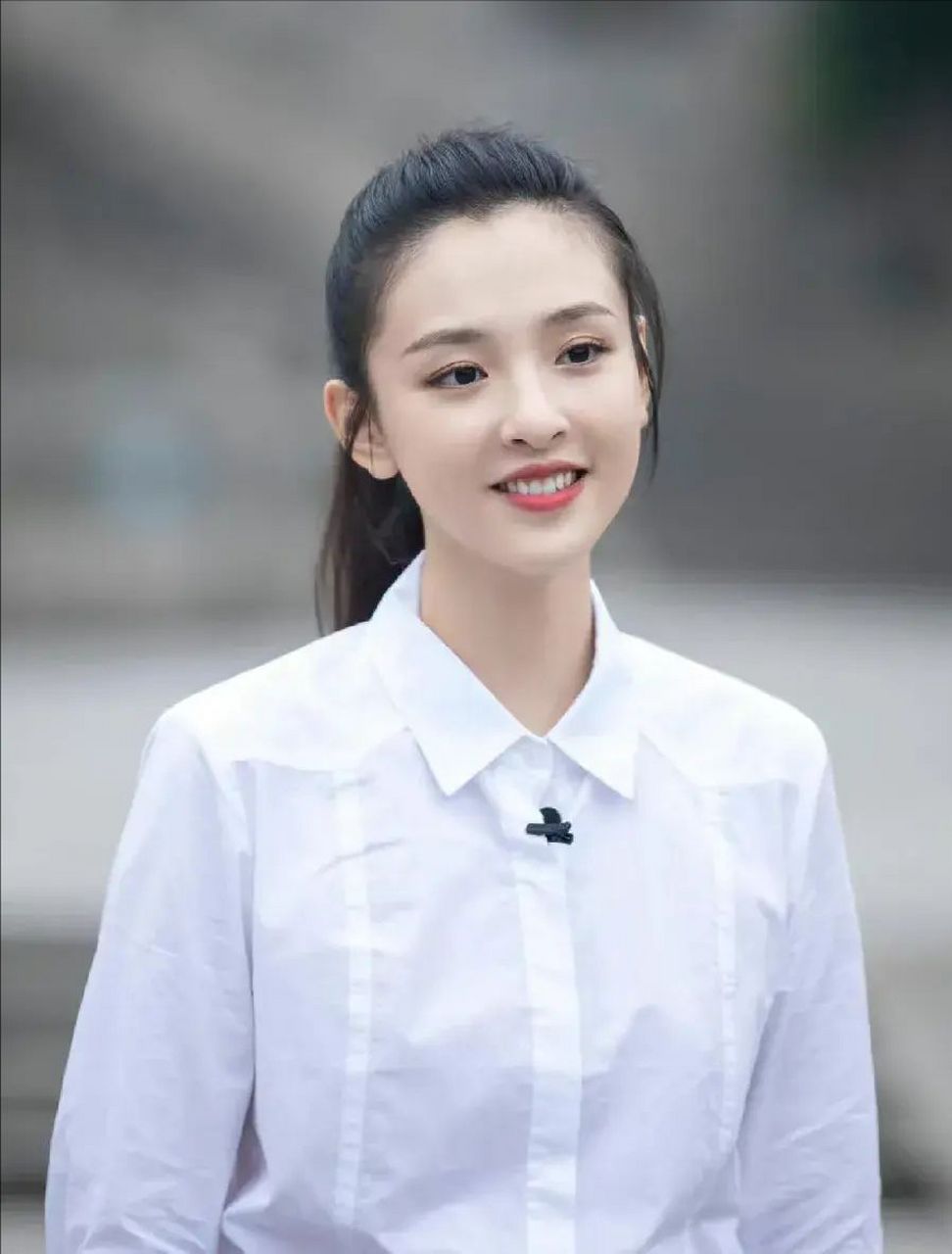 吴倩作为武大校花,加入华策后成了公司亲闺女,事业更是如日中天,可