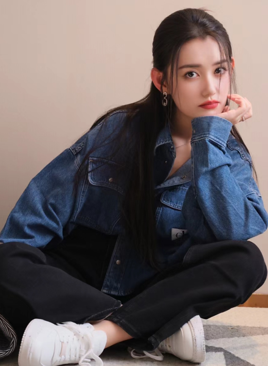 蒋依依晒营业照松弛感十足,牛仔服时尚干练,盘腿坐在地上凹造型的样子