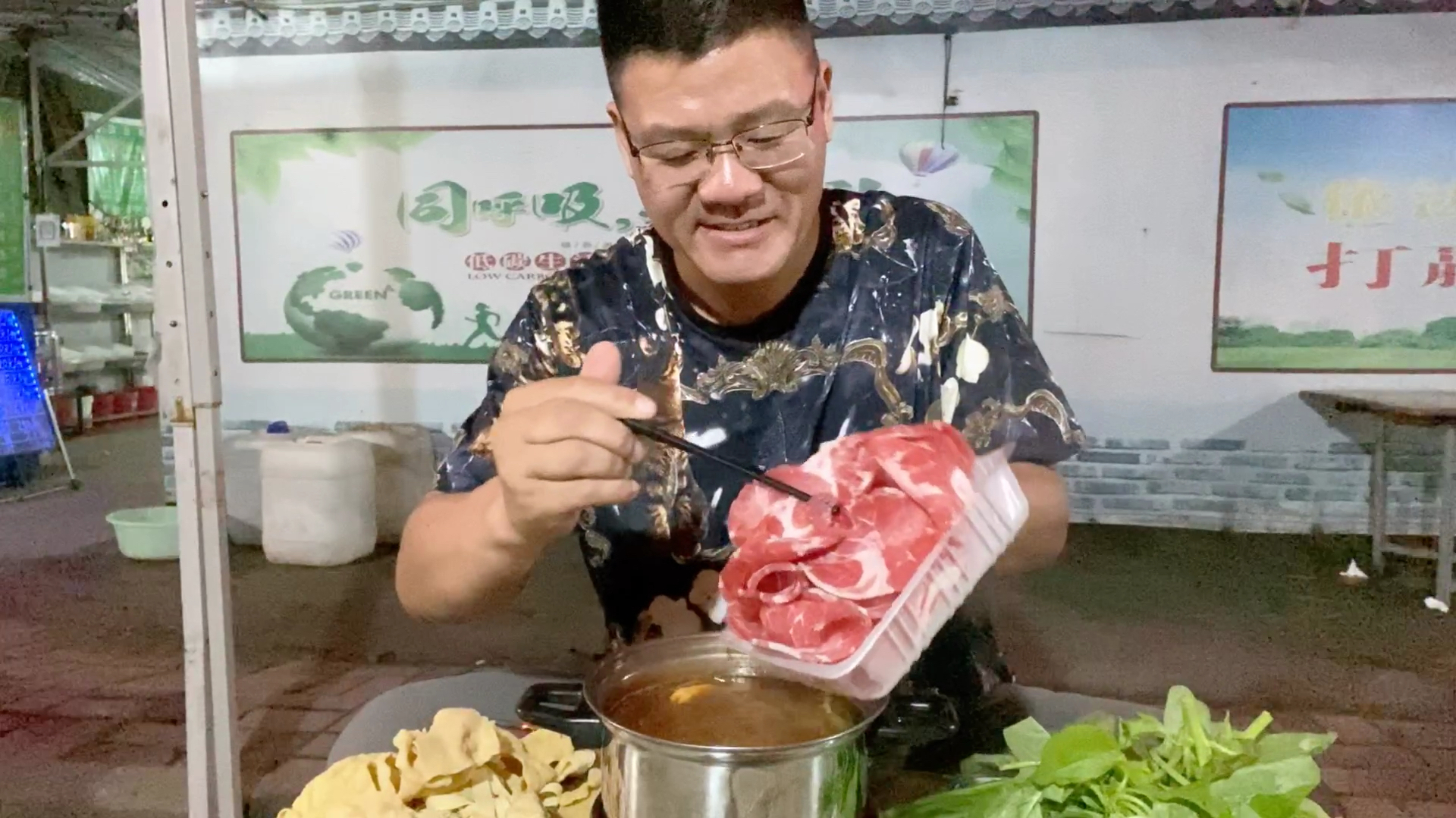 12元自助小火锅,美女老板娘热情大方,手切羊肉30一份,实在