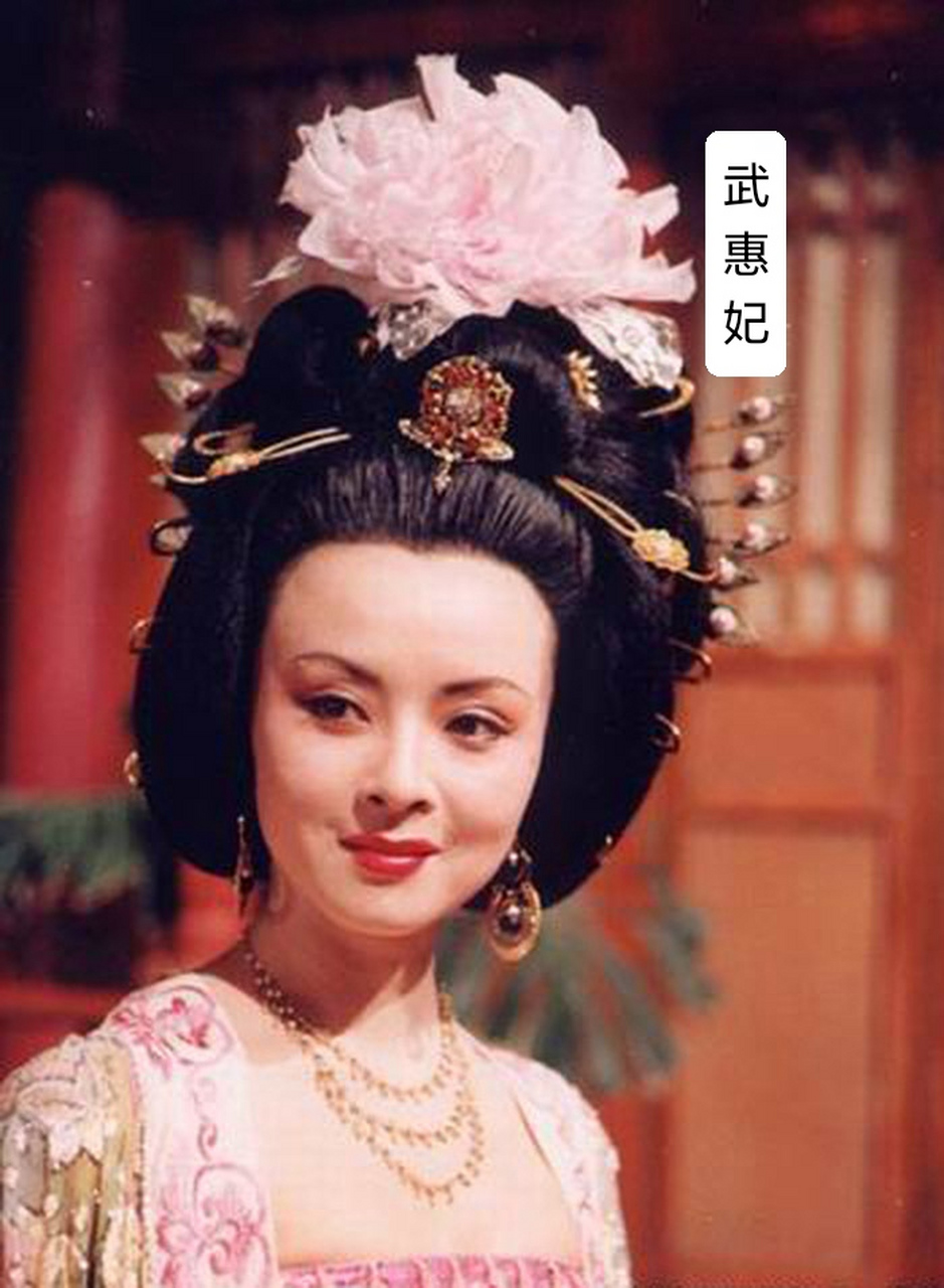 有一天,唐玄宗去探望王皇后,王皇后趁机诉苦:"陛下难道忘了臣妾将衣服