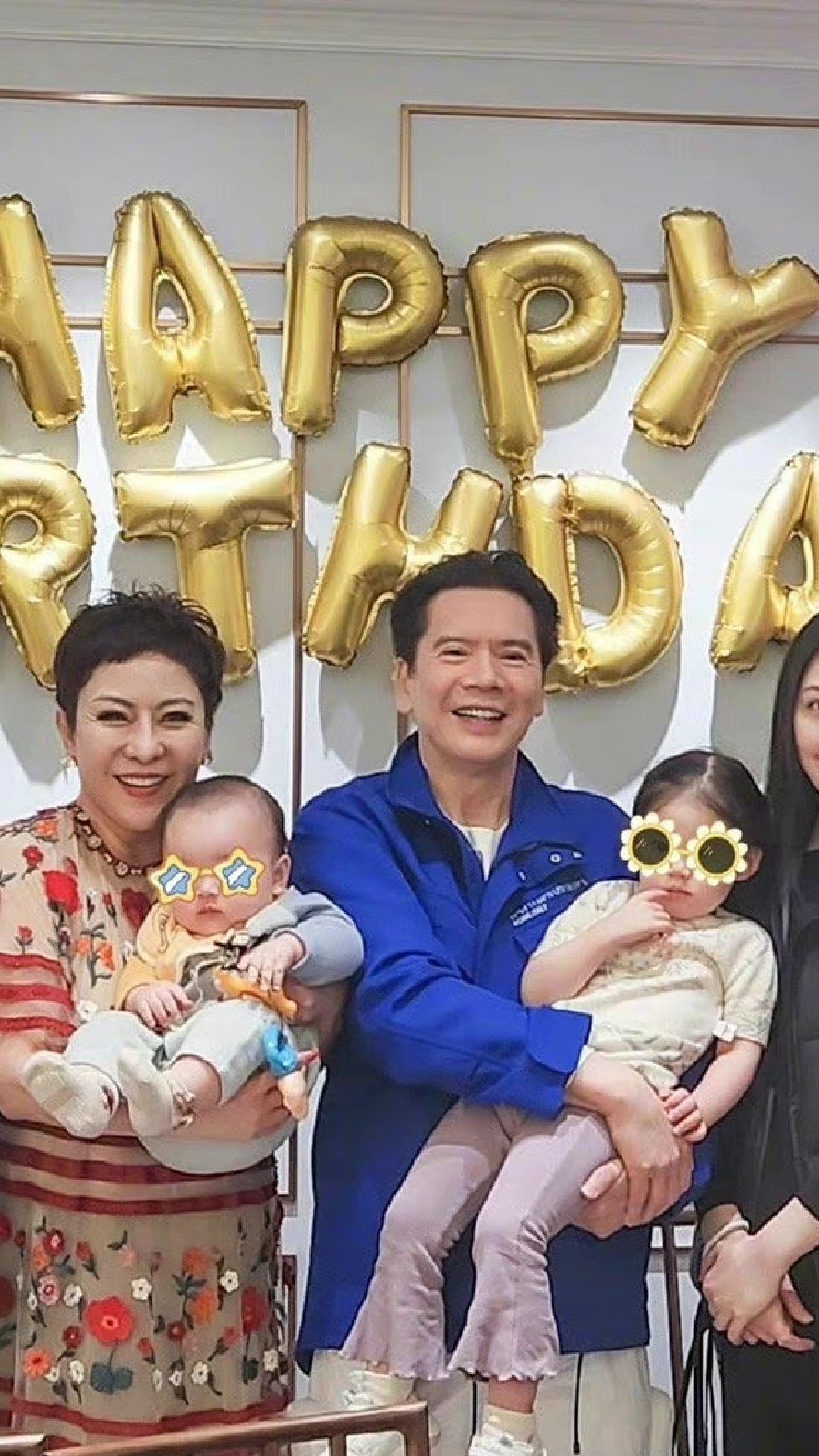 向太晒全家为郭碧婷过生日!-度小视