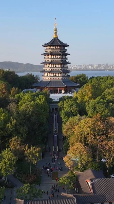 这里就是镇压白娘子的雷峰塔估计法海万万没有想到千年之后竟然装上了