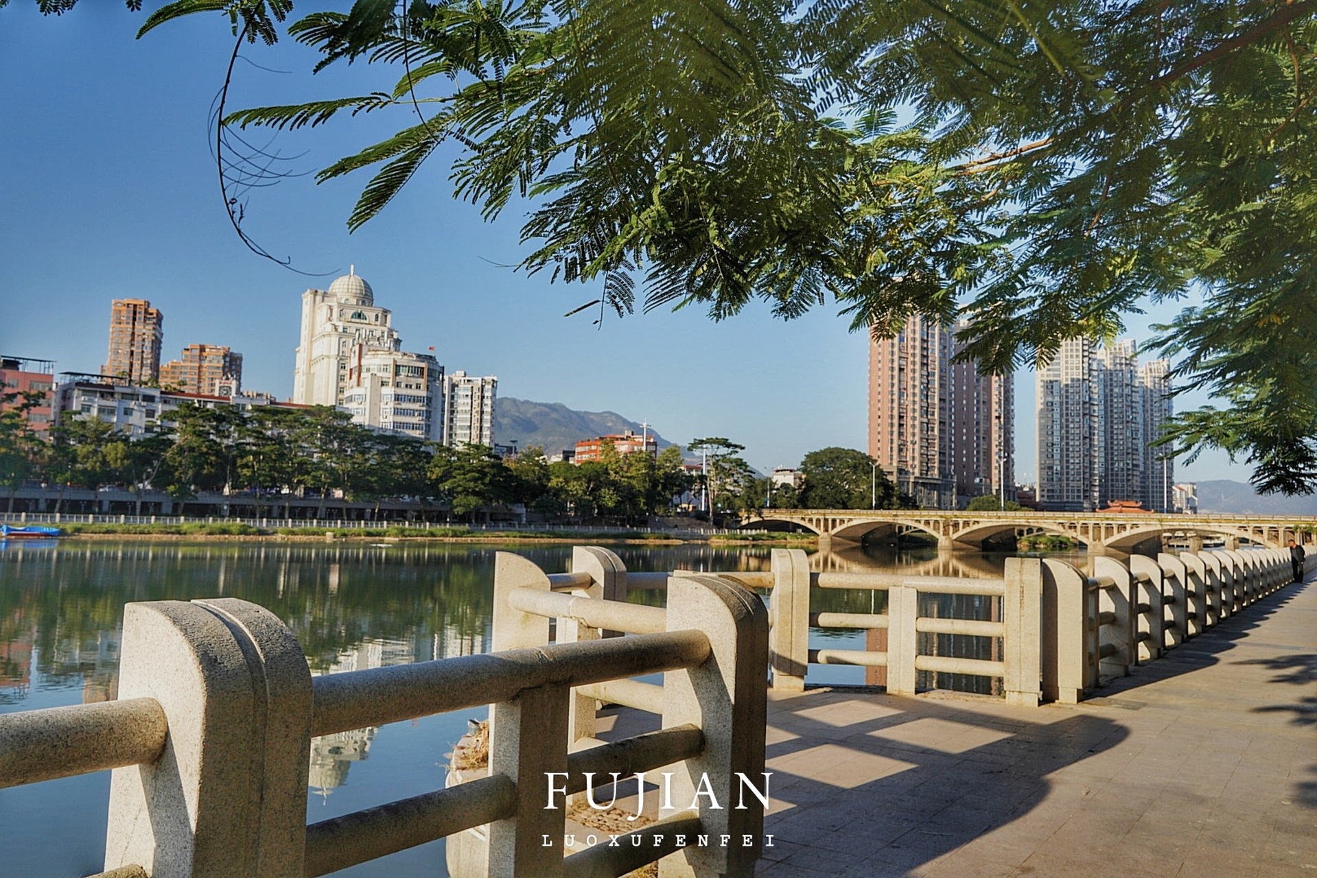 莆田仙游县城的兰溪公园是沿溪的一条观光带,从兰溪大桥到城关大桥这