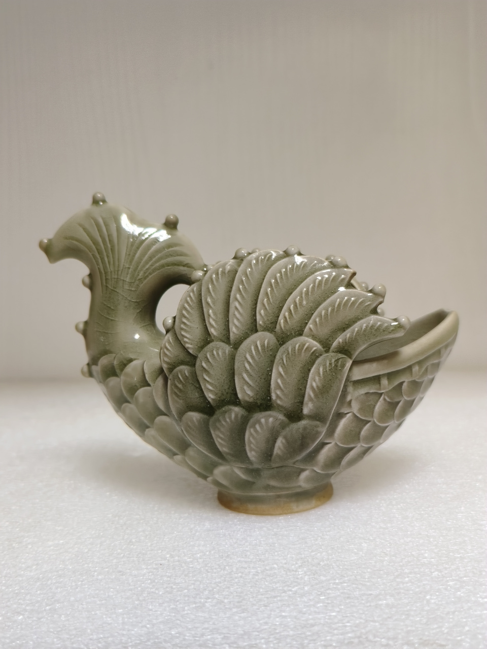 五代耀州窑摩羯形水盂,水盂胎体纯白,胎质细致坚硬,器内外均施青釉