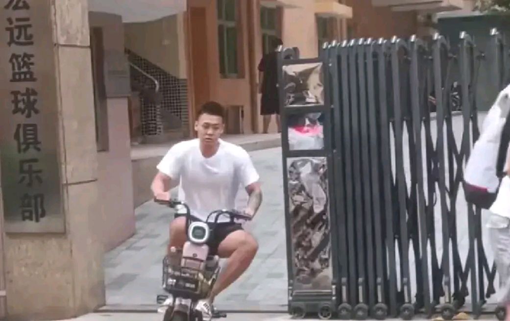 身高195厘米的赵睿骑电动车不戴头盔也被球迷批评安全意识不强