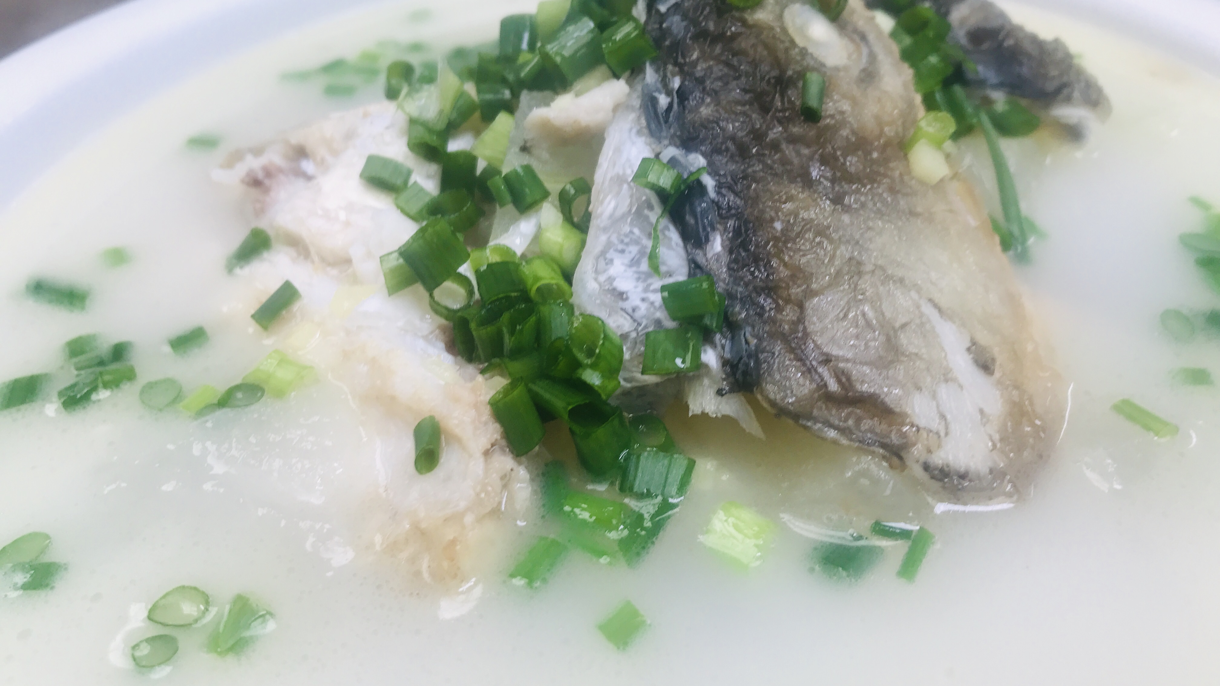 鱼头鱼骨这样做,汤鲜味美,清爽解腻,老人小孩都爱喝