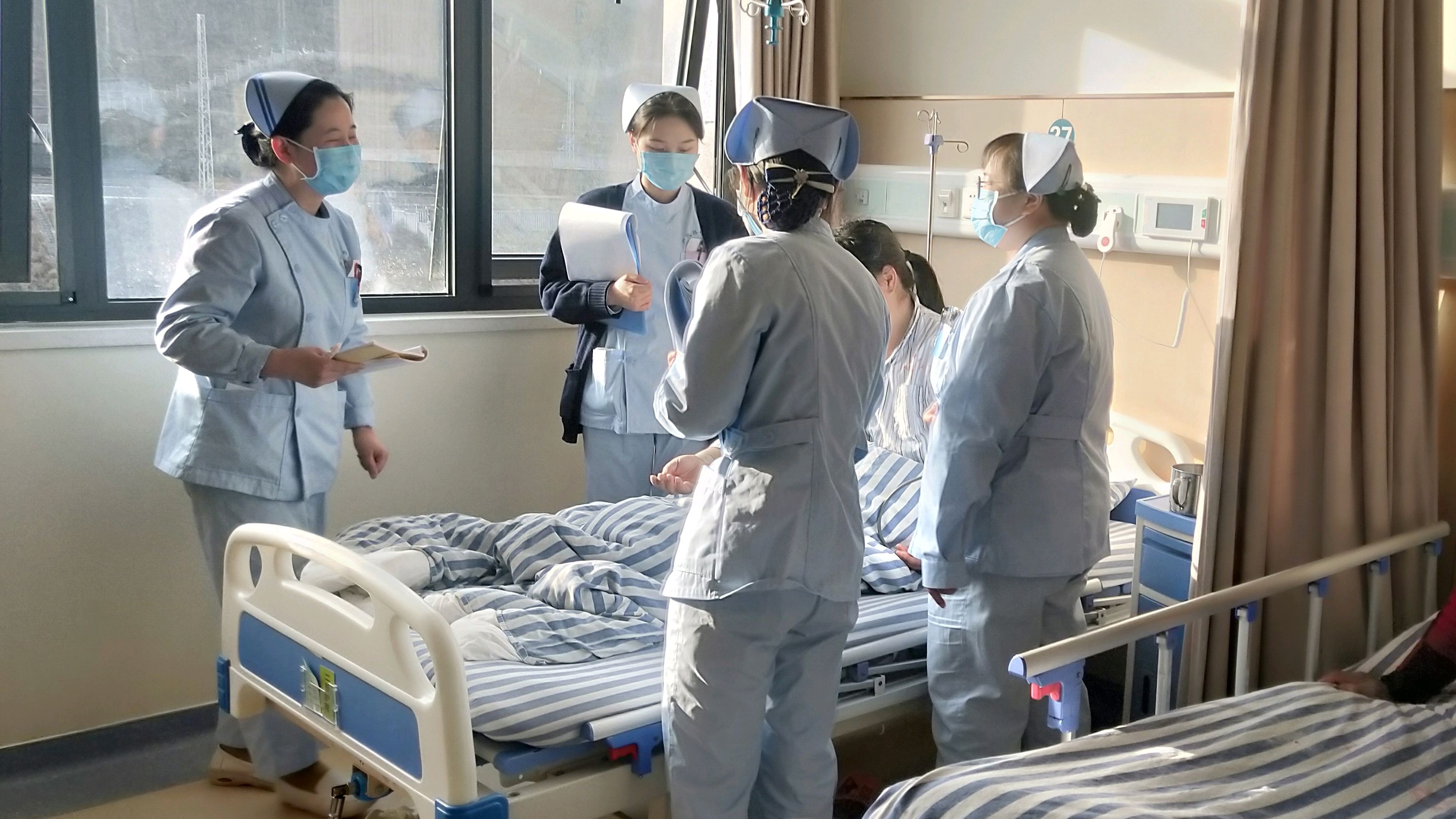 卢氏县中医院新区心病二科护士把患者当亲人去关心去照顾