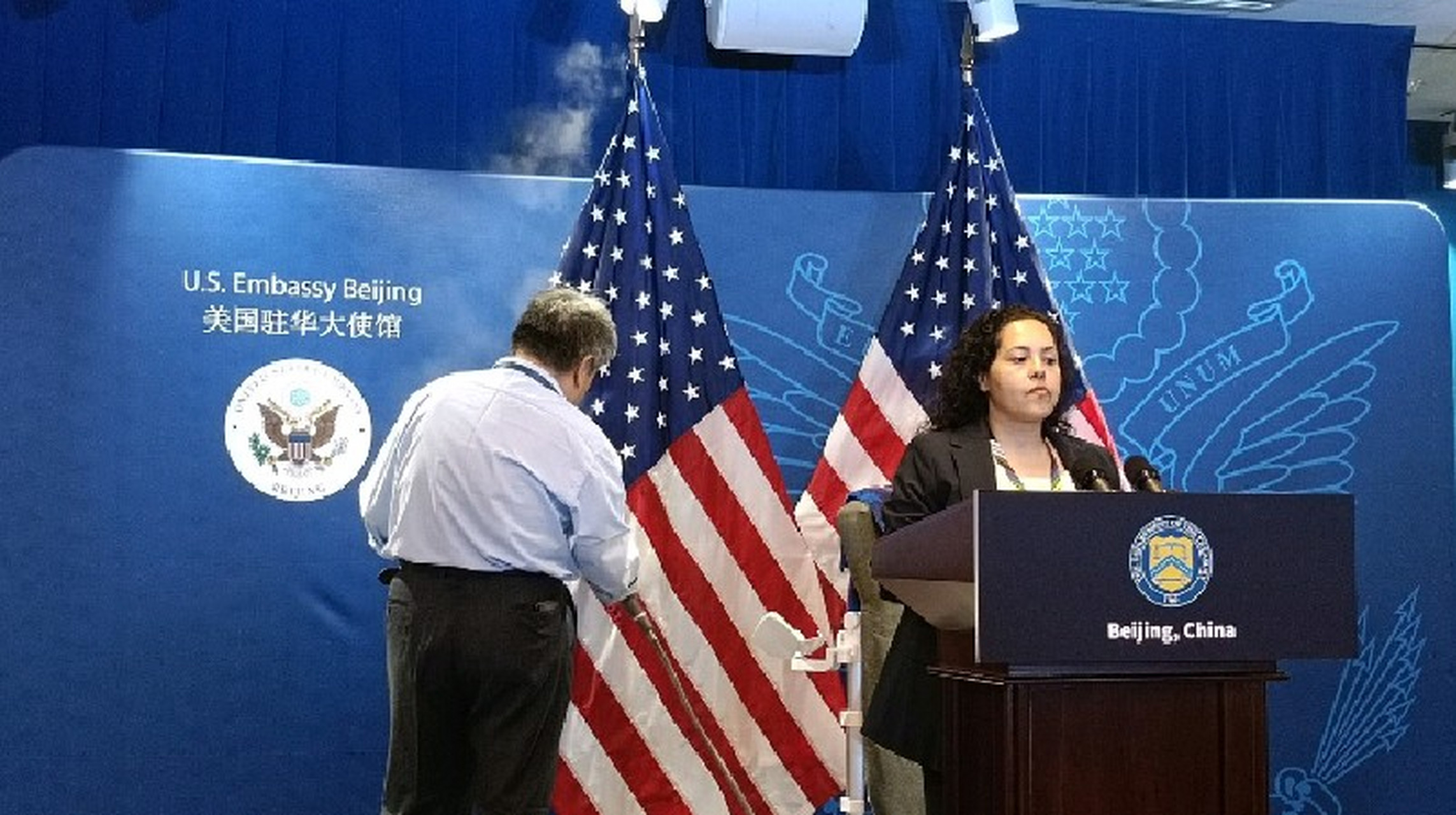 耶伦结束访华行程前,在美国驻华大使馆召开发布会,吸引了大批外媒记者