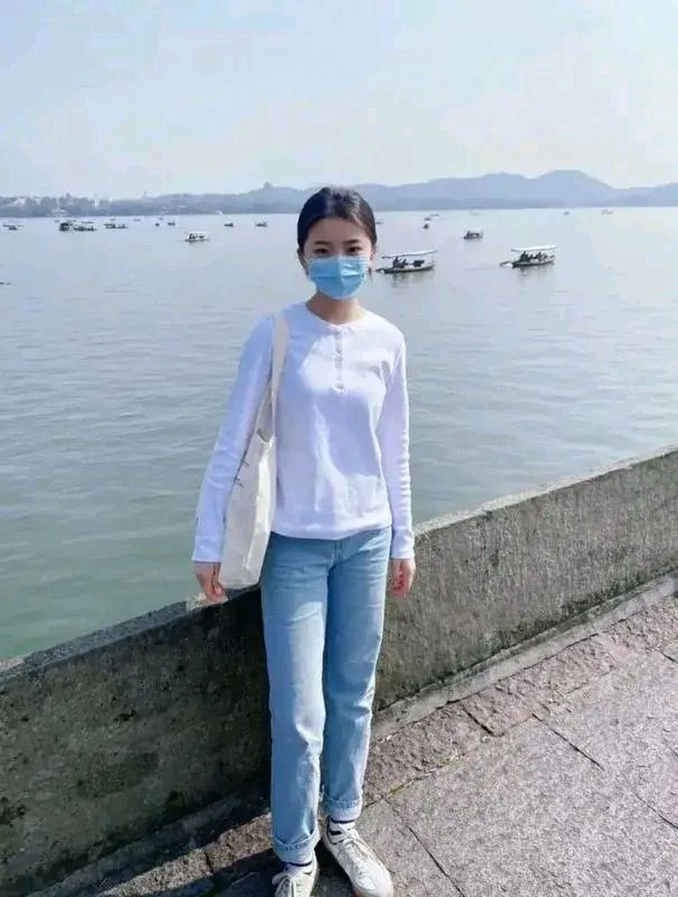 我从初中一直供侄女到研究生毕业,然后在同一个城市工作,她结了婚买了