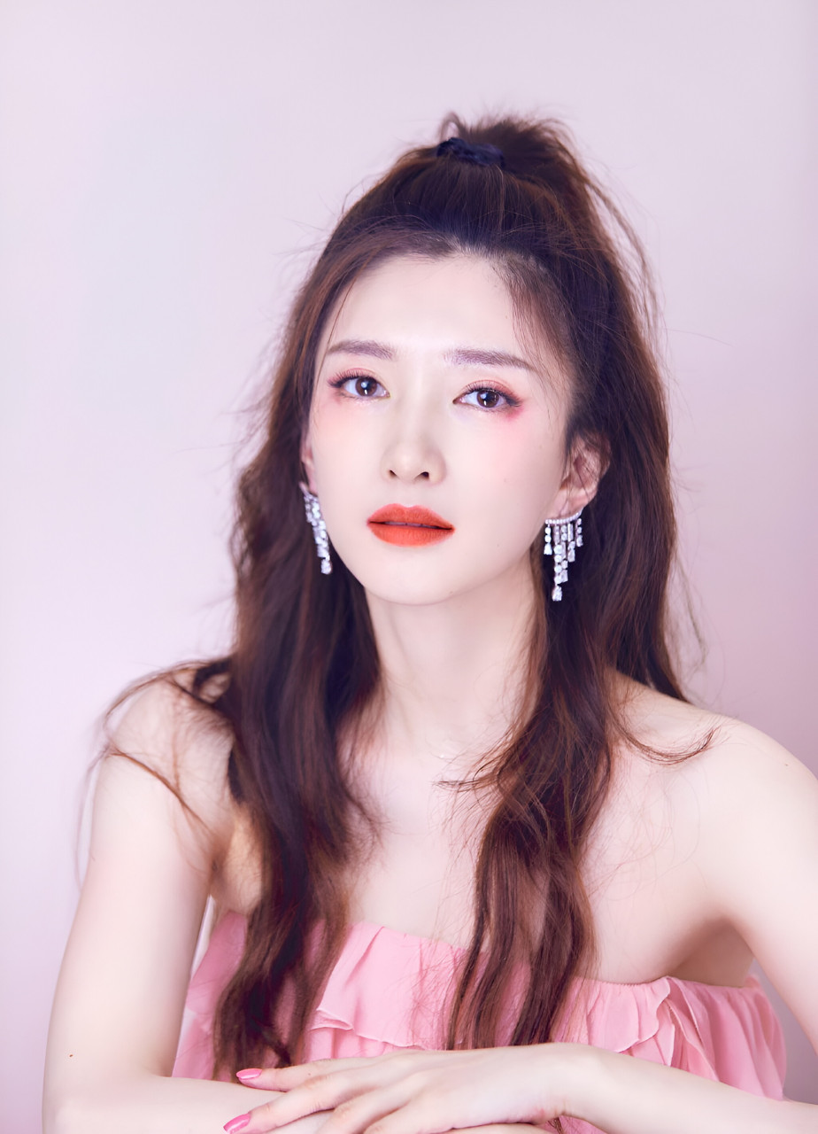 金色是一种富有贵气和奢华感的颜色,与江疏影的气质完美融合,给人一种