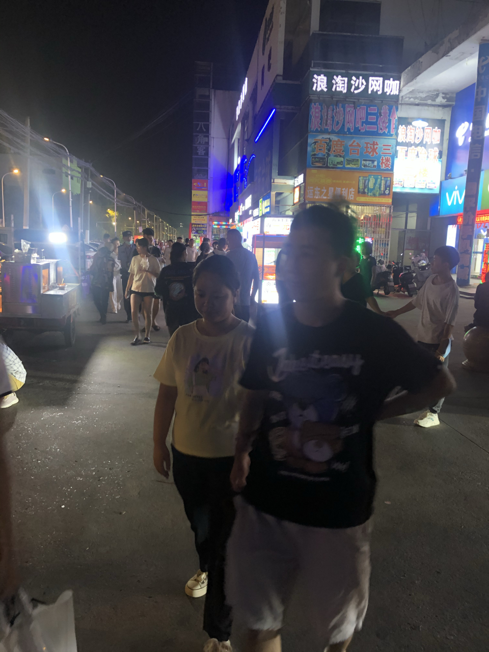 今天来吴江三里桥来逛逛了,好久没来了,人还挺多的!