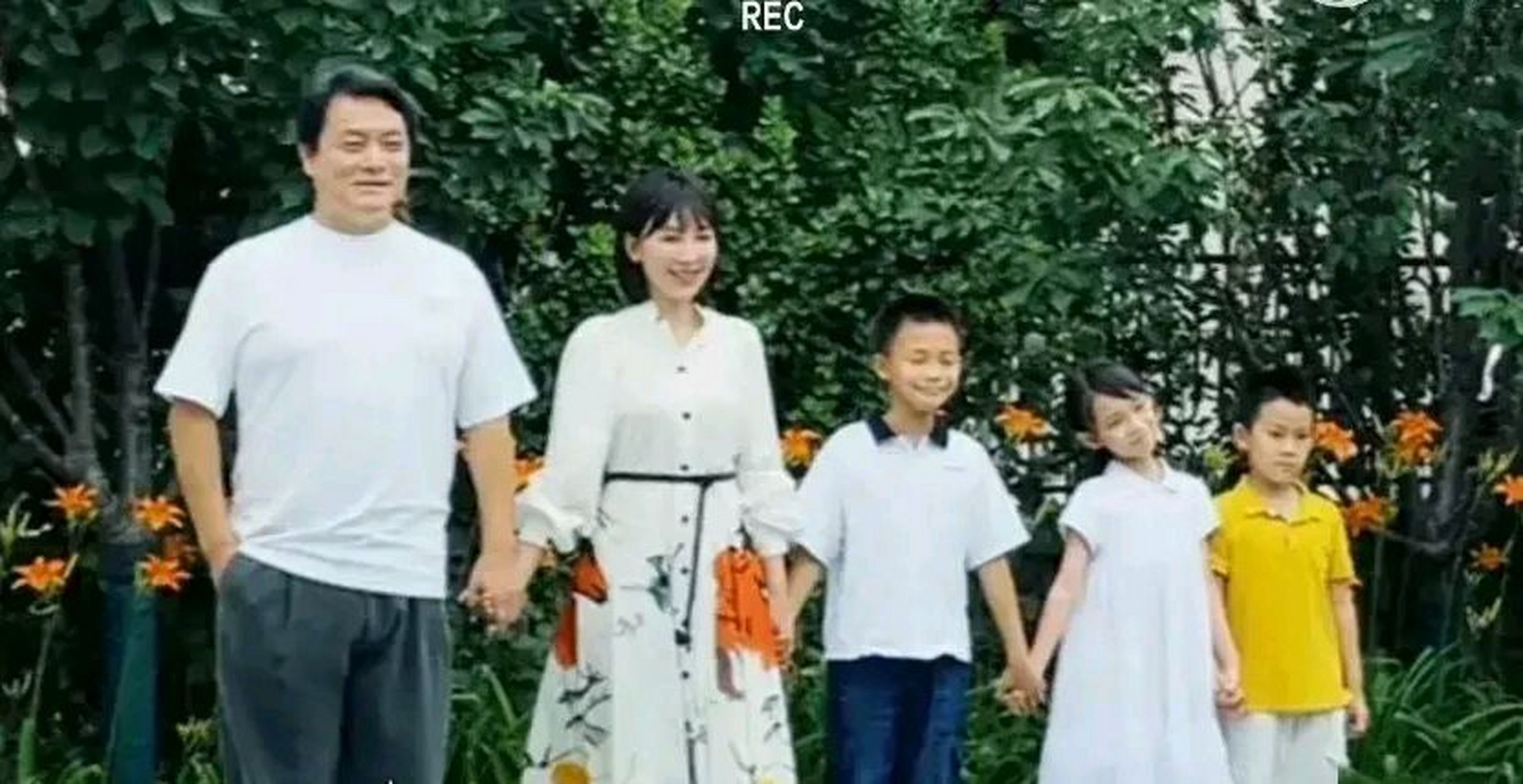 著名导演郭靖宇与老婆岳丽娜,三个孩子早前外出游玩的照片,多么幸福的
