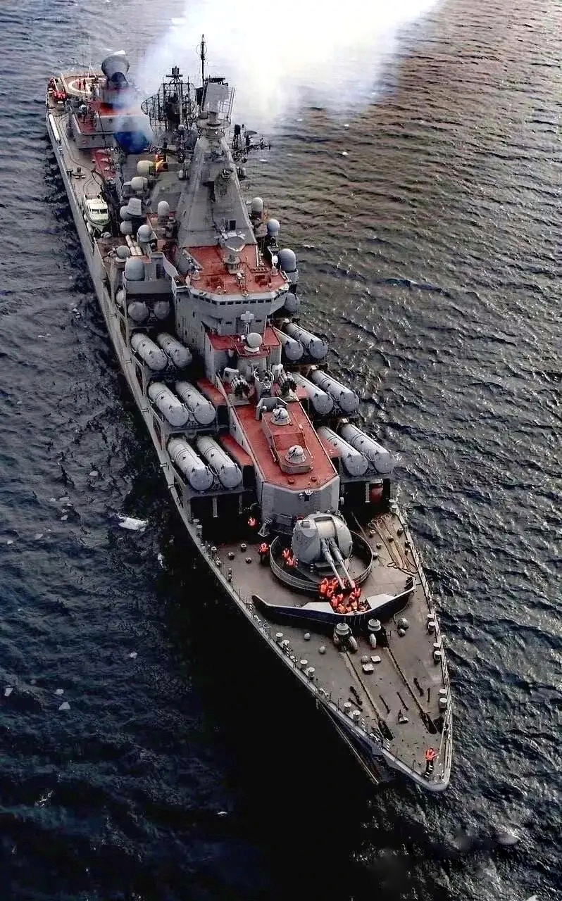 俄罗斯军舰特点是一眼看上去甲板堆满了武器,052d就看着光秃秃的