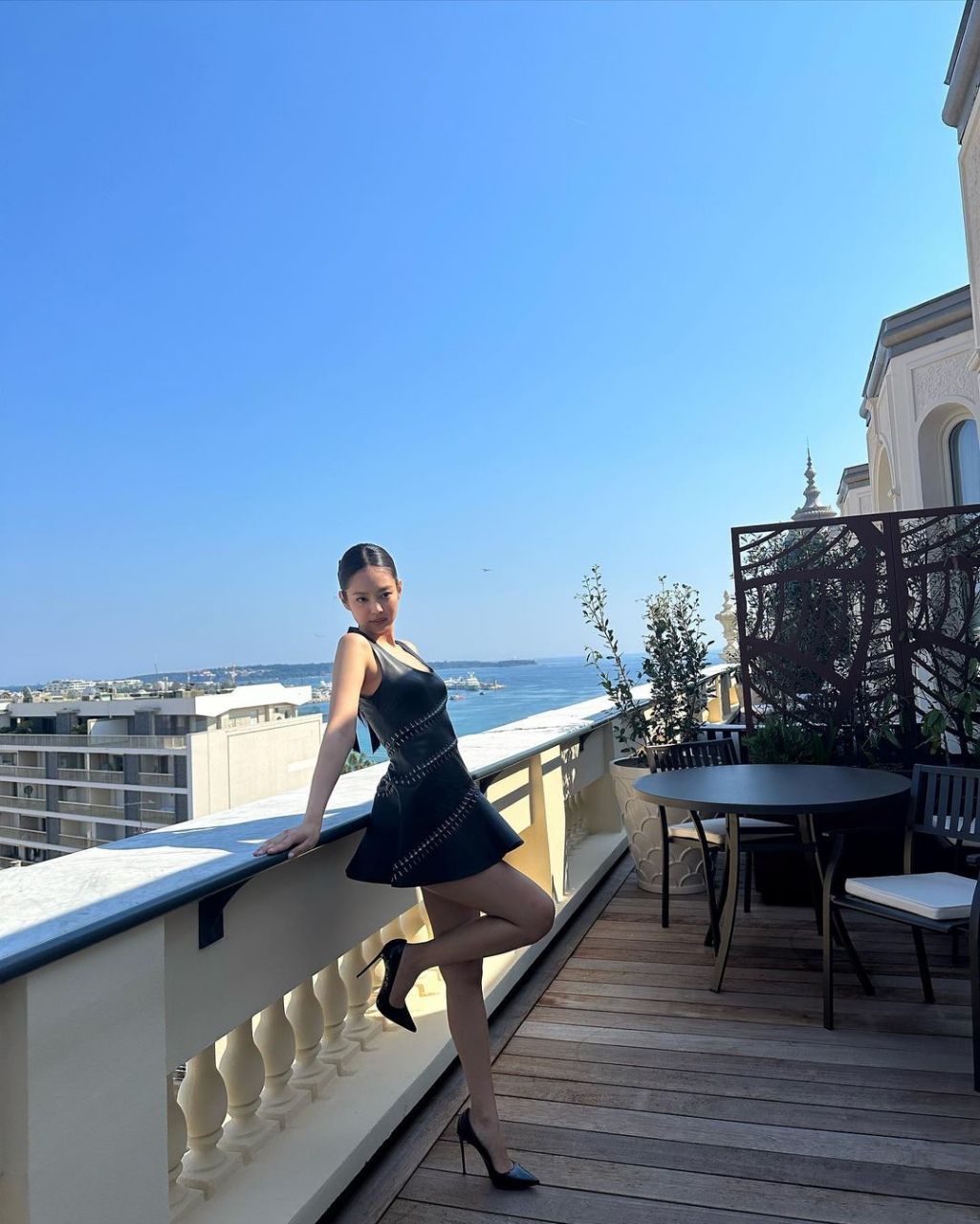 时尚穿搭# #明星穿搭# #jennie亮相戛纳红毯