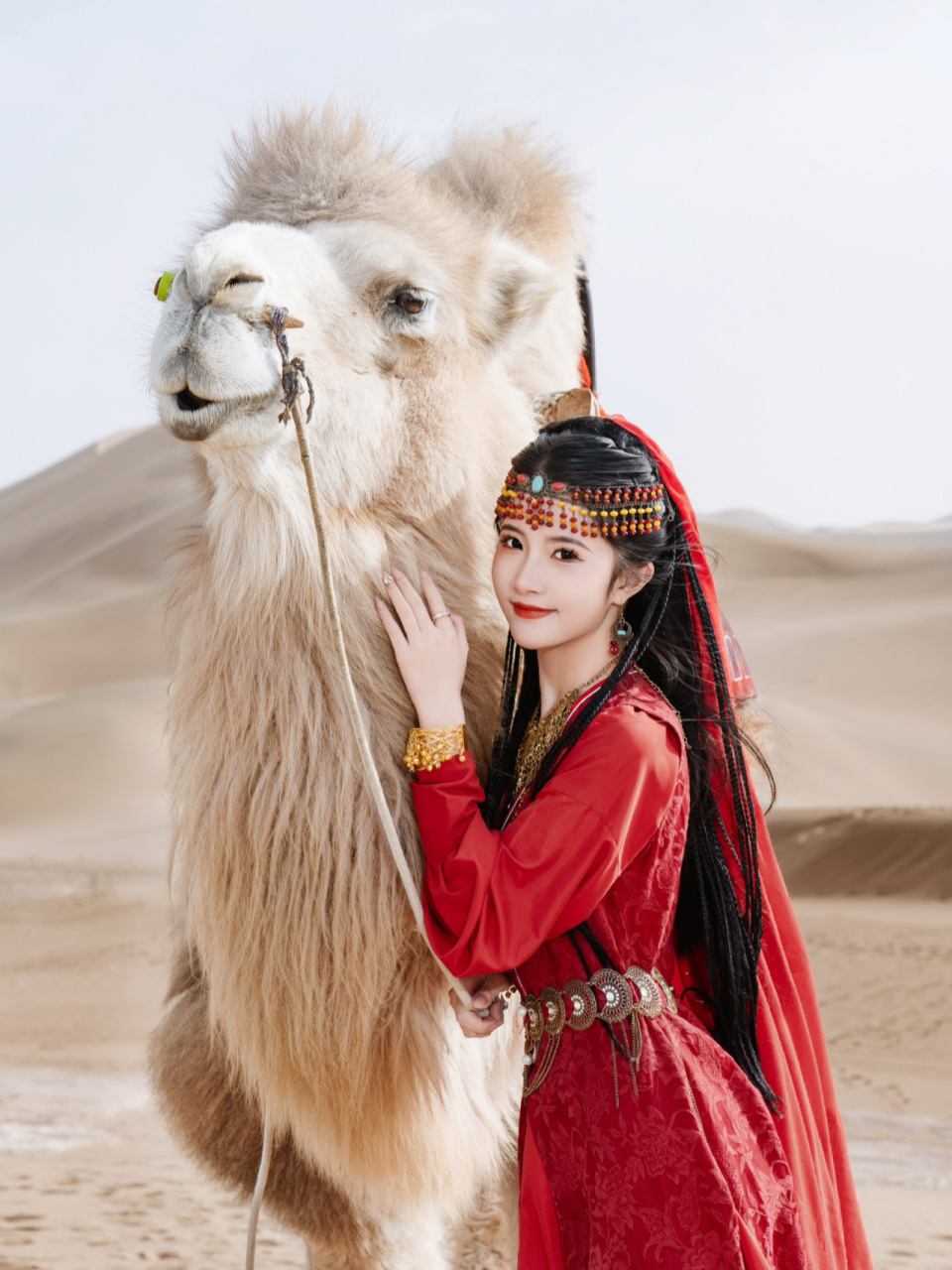 在敦煌谁拍谁好看东宫小枫|敦煌写真   不得不说 穿着小枫在沙漠中