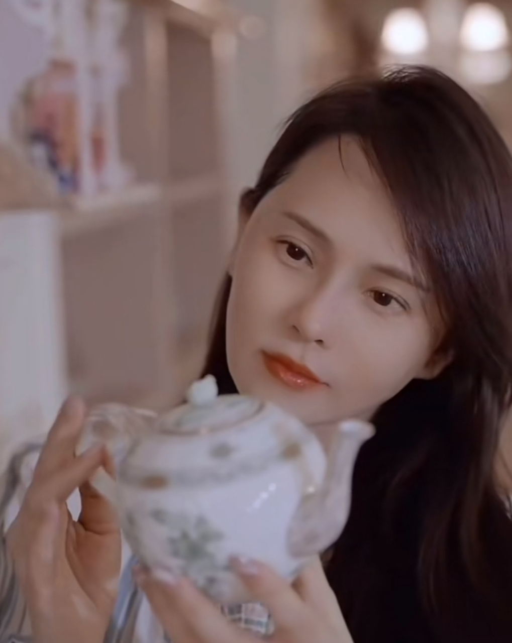 伊能静回到台北的家,"杯子墙"再次让观众长见识了,那都是她从世界各地