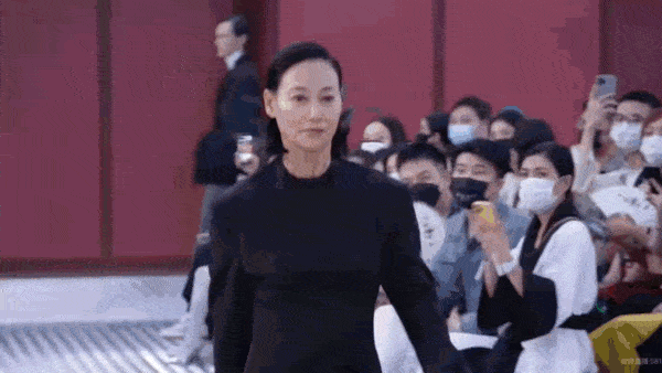 组图：廖凡李易峰春夏等出席活动 变身超模走T台气质拿捏