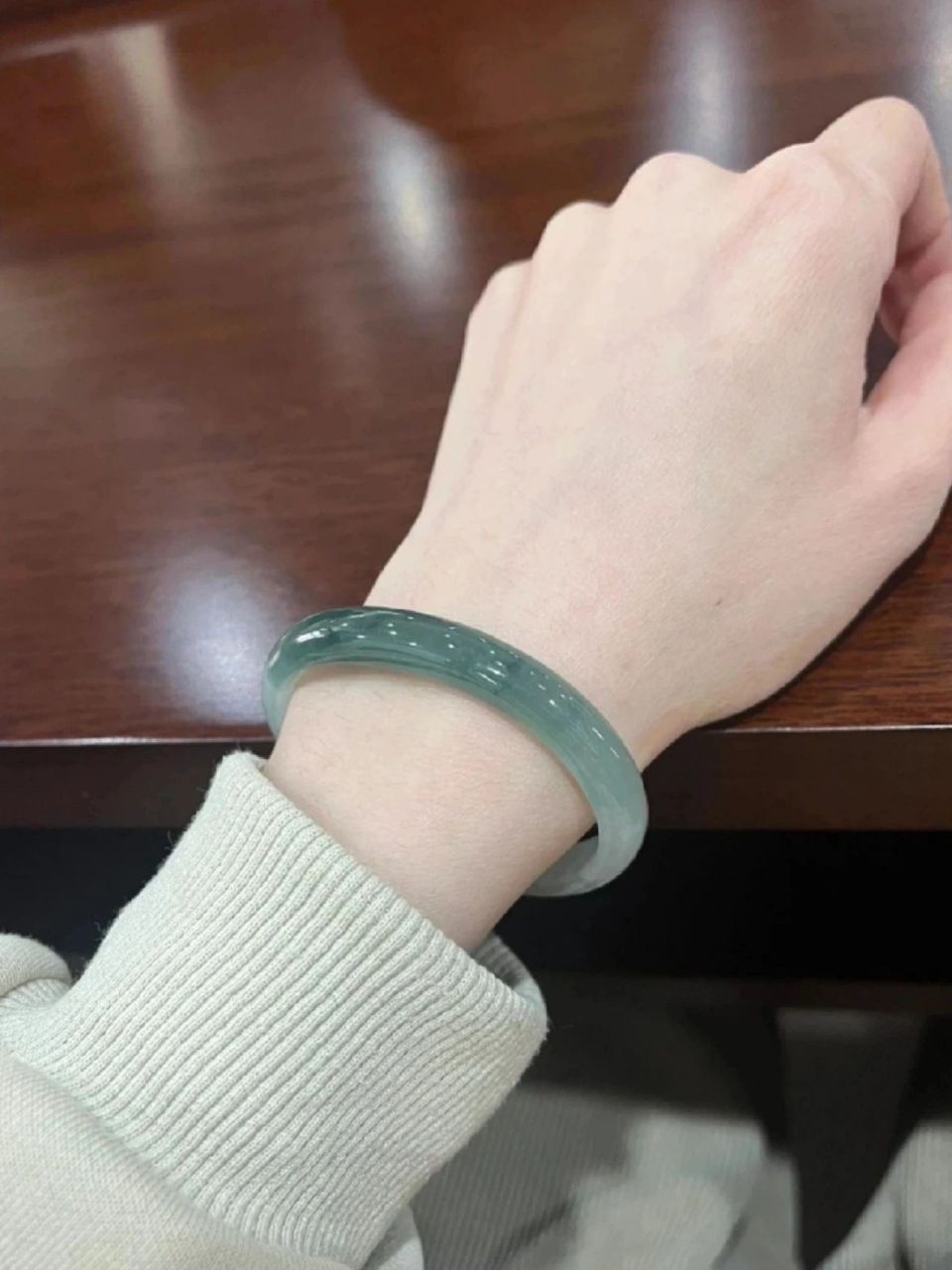 半山半水翡翠手镯,翡翠手镯的美是与生俱来的古典婉约之余也透露着