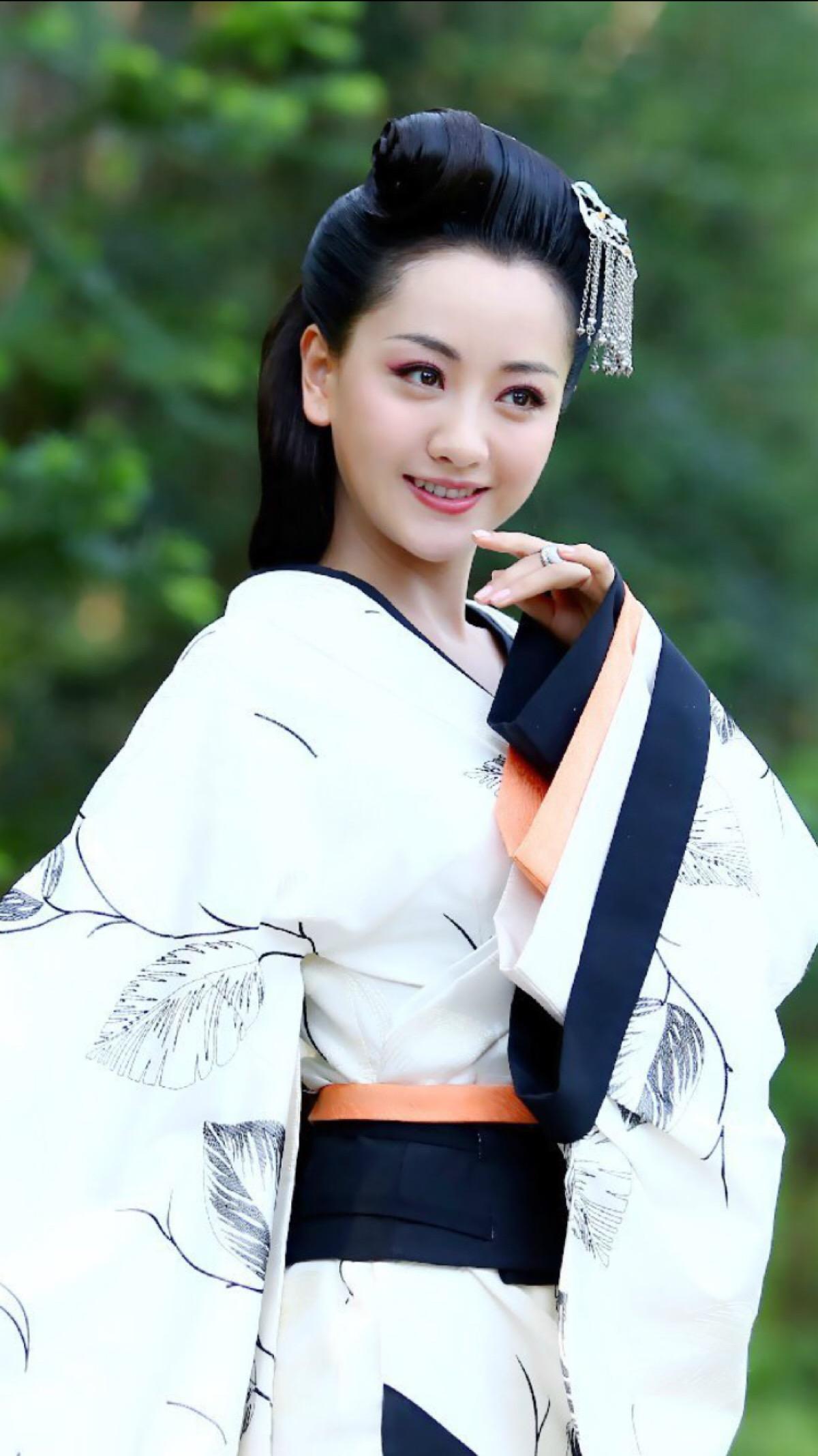 霍成君得知许平君的儿子成了太子.便哀求皇上日夜宠幸她