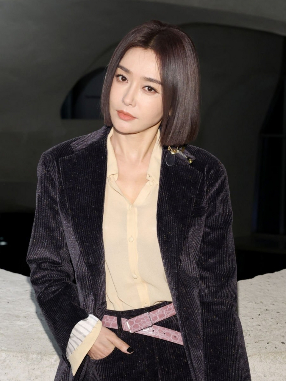 近日,秦岚身着一套灯芯绒西装现身纽约时装周,其高贵优雅的气质吸引了