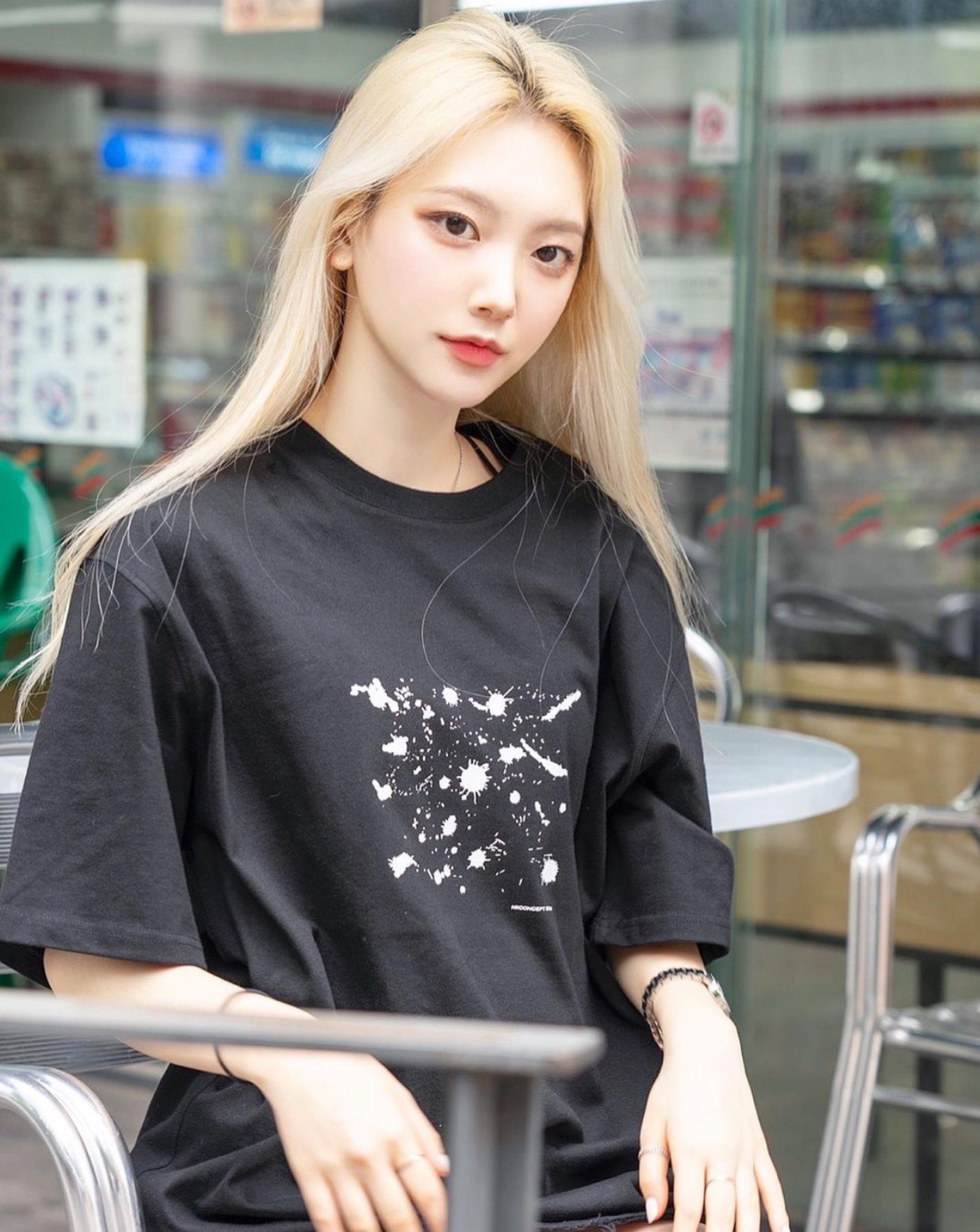 女孩将头发染成金色,漂亮得像洋娃娃