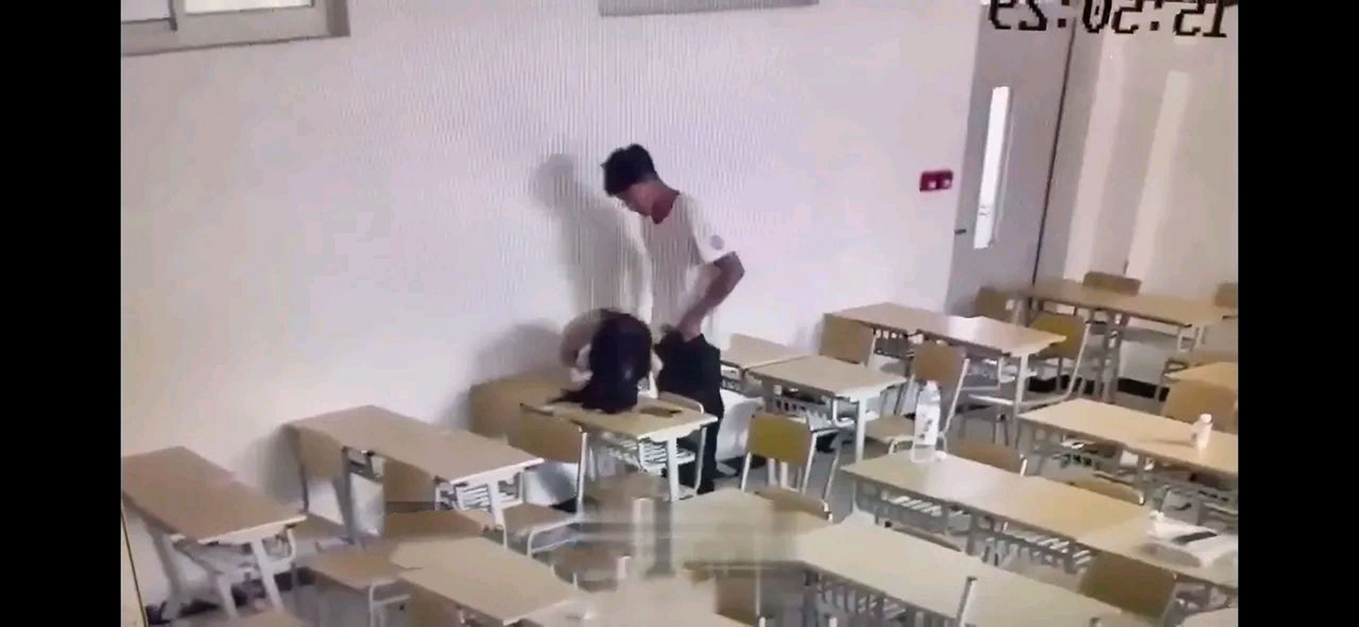 山东招远烟台黄金职业学院 小情侣在教室不当行为事件引发关注 近日