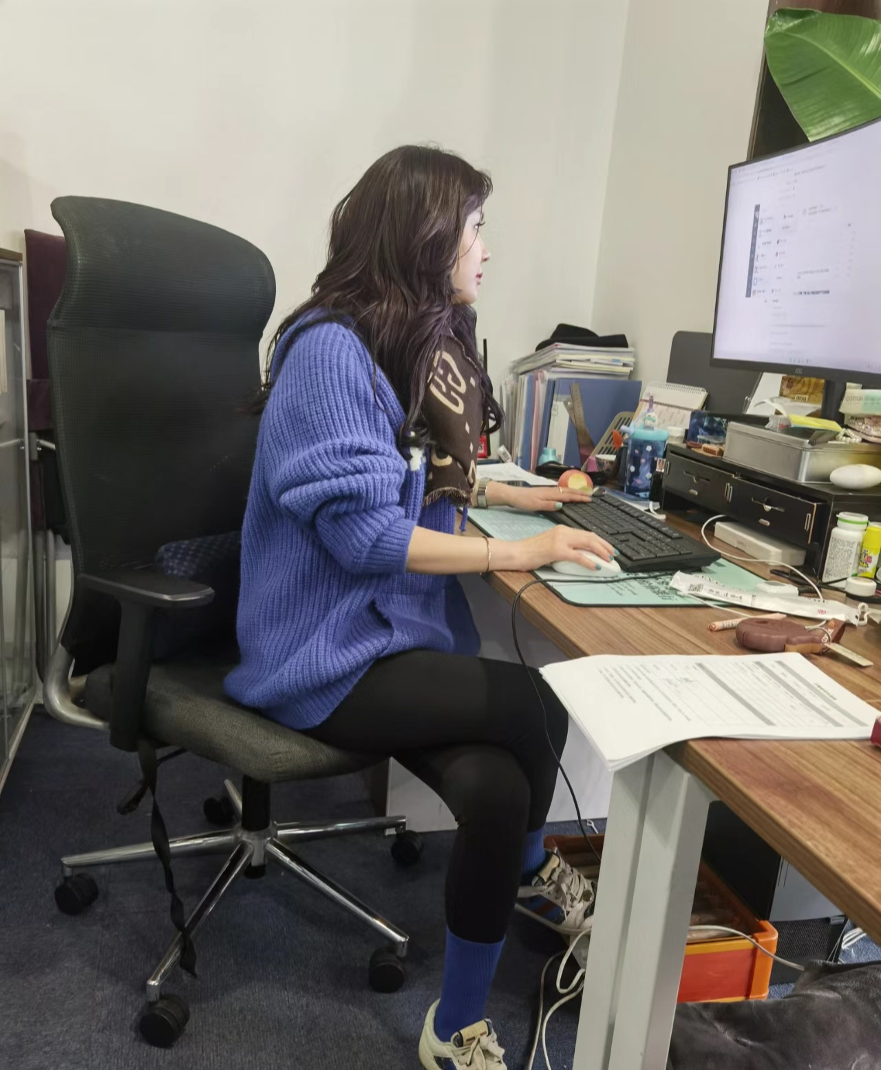 快下班的时候,公司一个男同事悄无声息地走到我的办公桌前,非常绅士地