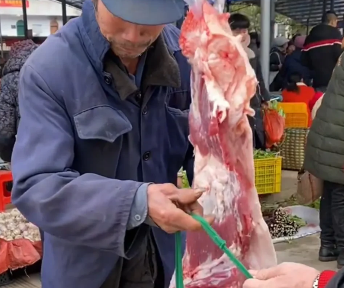 广东大爷买3块钱肉,没想到这时有男子提着手里大块猪肉给大爷