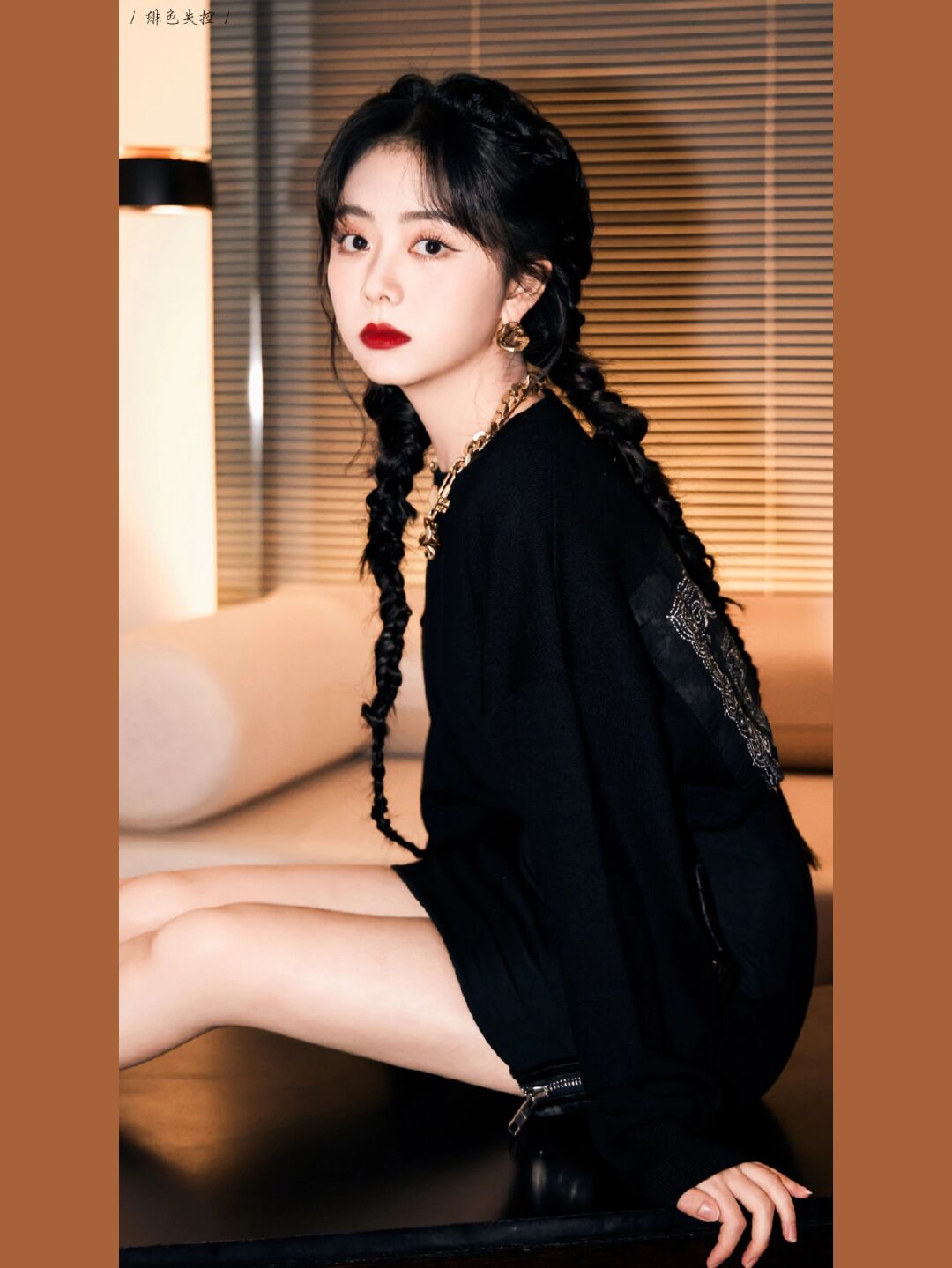 谭松韵难得不走甜美路线,穿着一袭黑色连衣裙,在搭配上拳击辫的发型