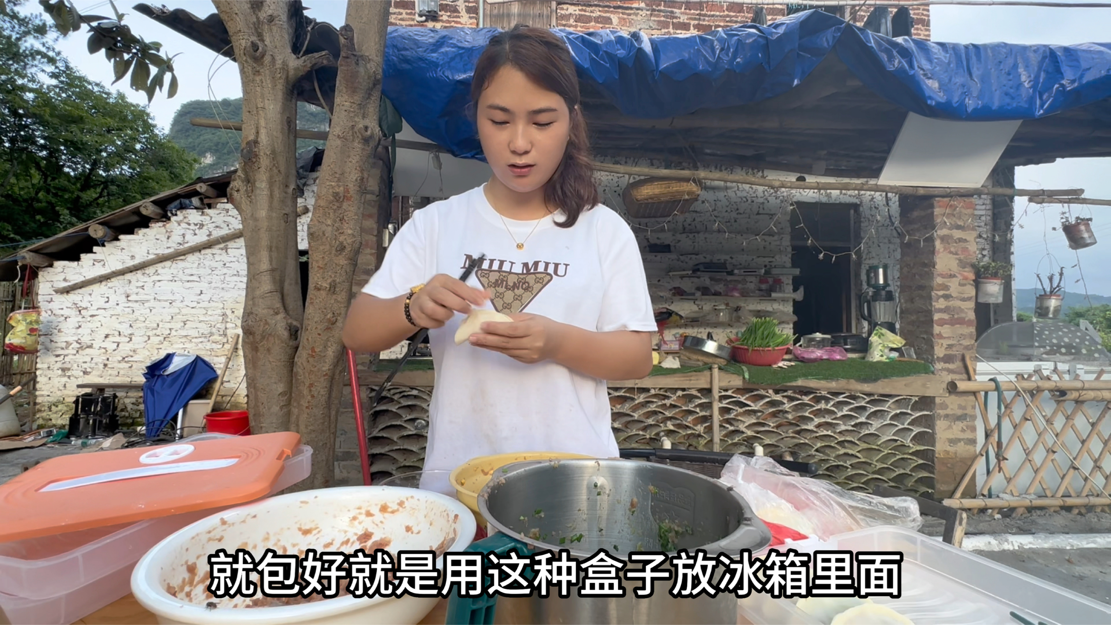小九跟老谭在一起第一次包饺子,让他尝下手艺,试下味道咋样