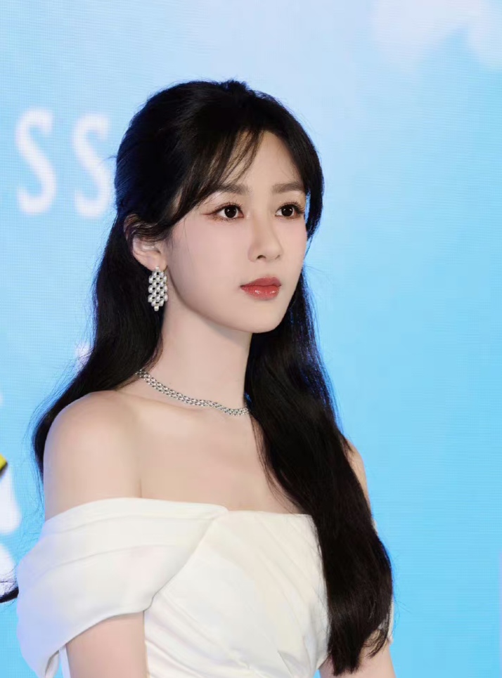 杨紫最新活动采访怼脸花絮来了,这身造型又是美出天际啦!