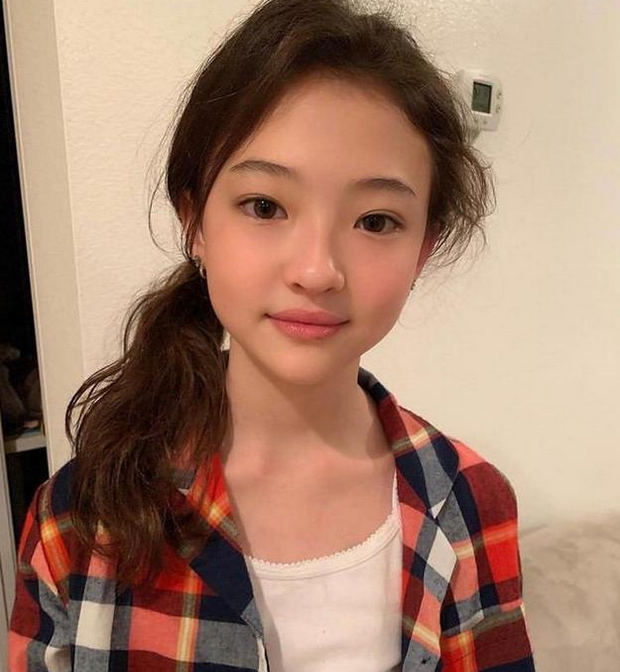 10岁女孩拍"性感"照片走红,引网友热议:性教育刻不容缓