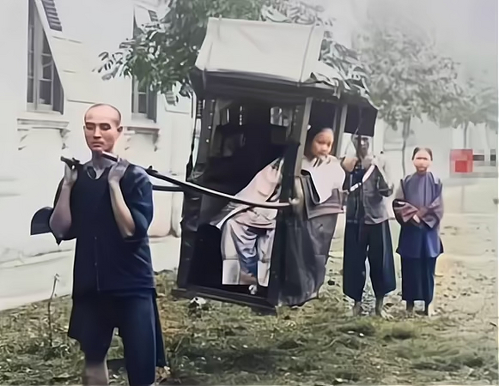 清朝富家女出行抬轿的模样,你想做女婿吗?