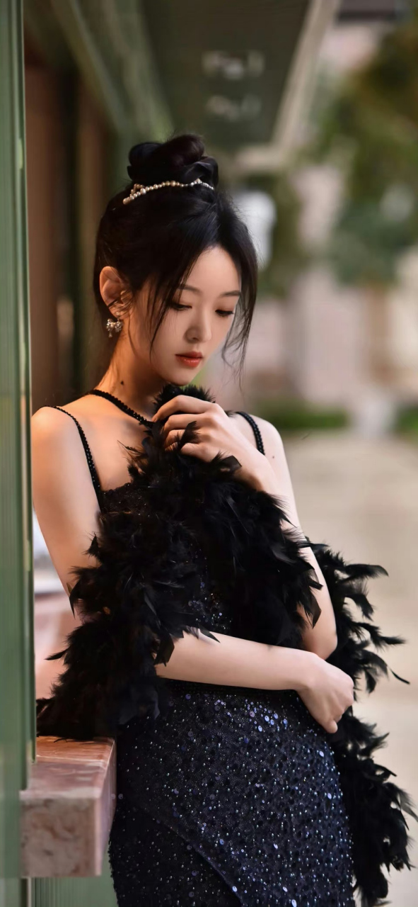 刘泳希# 甜美酷辣的闪光少女,一袭黑纱闪钻裙,雪肤玉貌,身姿曼妙