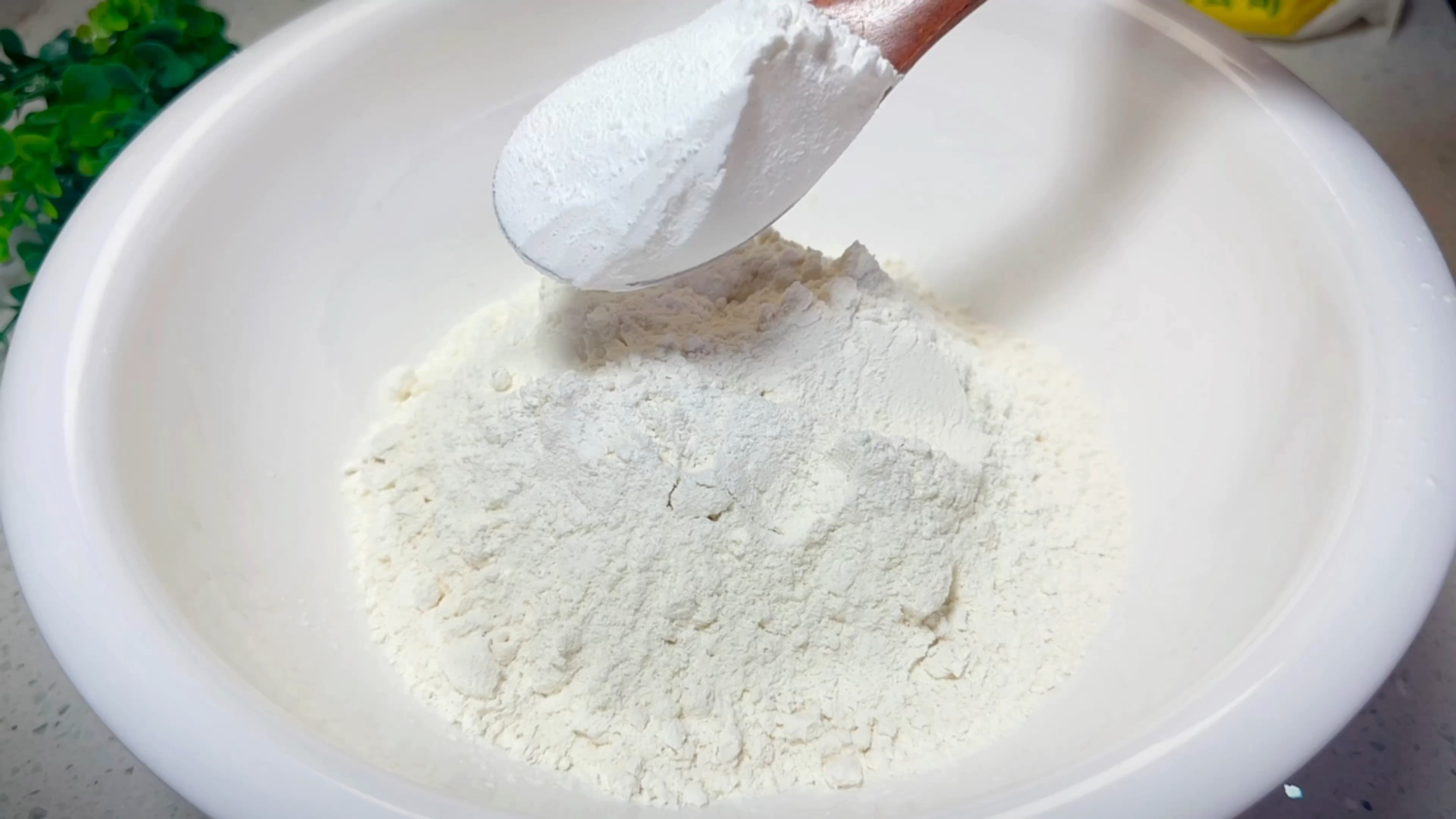 在普通面粉中加入玉米淀粉,浇上滚烫的热水,出锅居然是一道名吃