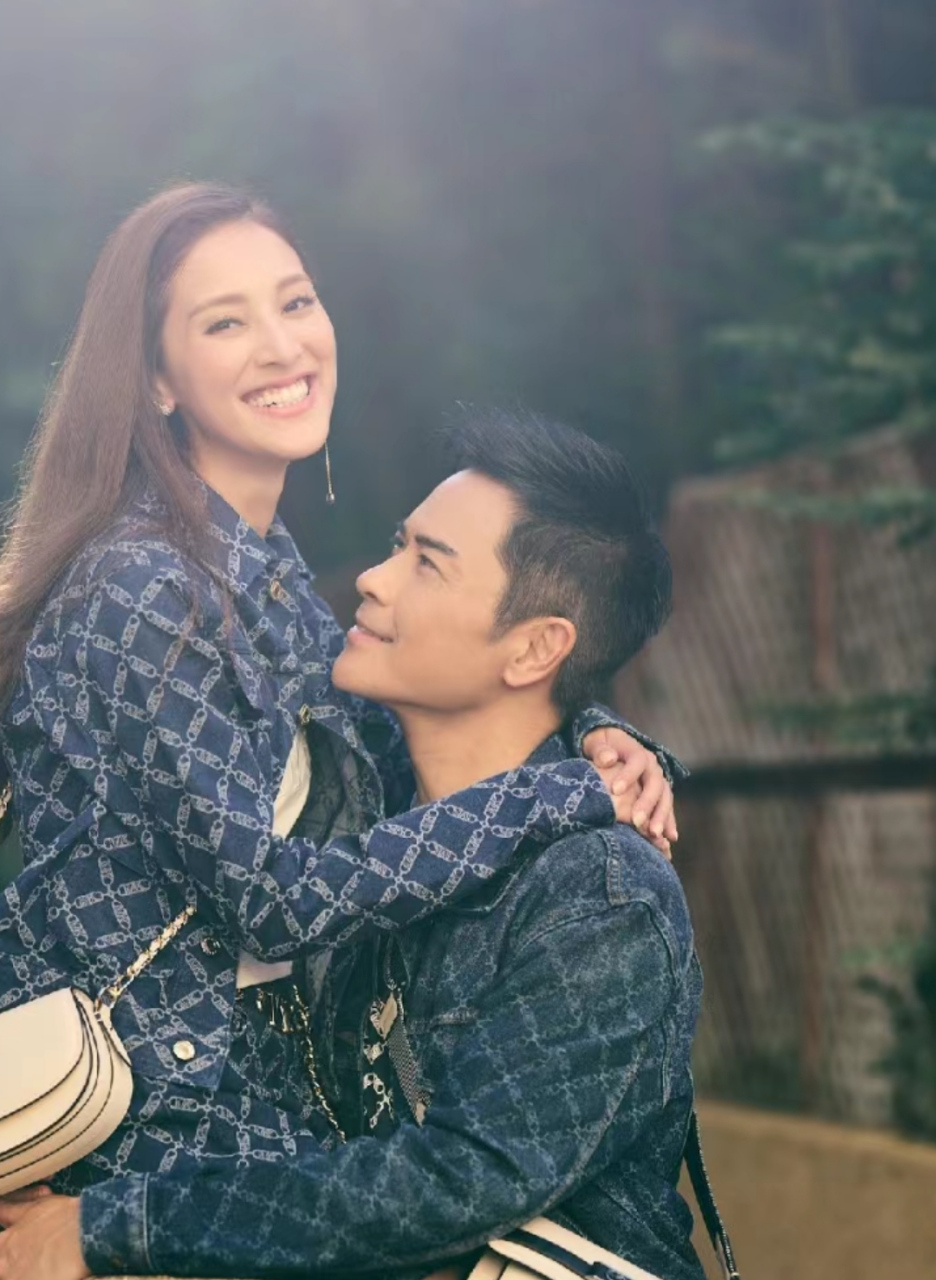 郑嘉颖和老婆陈凯琳拍摄七夕杂志,两人穿情侣装恩爱十足,结婚这几年生